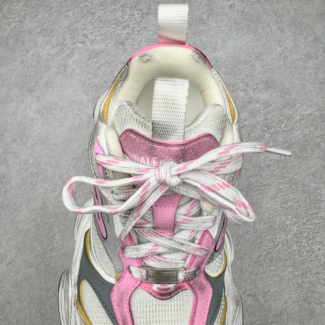 图片[5]-＃XA Balenciaga CARGO Sneaker 巴黎世家十一代圆头系带舒适百搭低帮生活休闲鞋老爹鞋 全套原纸板楦头开发 最原汁原味的灵魂版型 全鞋荧光划线卡点 胶水把控整洁度追求极致完美 每一双都是工艺品 多重QC质检 超越公司货的品控标准 实实在在的免检产品 原盒原配 正确字体电绣 粗细、位置、大小正确 侧边TPU 透气孔匹配意产原版 正确分离大底 TPU软底 原版一致大底LOGO 立体感十足 原厂皮料水洗做旧 采购原厂网纱 这款超细纤维和网布工装运动鞋 来自 Balenciaga 2024年夏季系列 其前卫的设计、夸张的体积和反光细节赋予其特别的轮廓 在 2024 夏季系列的秀场上 我们看到了睽违已久的新款运动鞋 Cargo Sneaker 看鞋名便可猜想 延续 3XL 经典设计 这似乎是一双天生为阔腿 Cargo 而生的鞋款 并且它比起 3XL 本就极度夸张的造型更加夸张 拥有更大的鞋底面积以及更为上翘的鞋头 堪称「5XL」外观设计上除了「比大更大」做旧的厚网布鞋面 还有一种经典 Track 鞋款融合 New Balance 9060 中底之即视感 标志性 Sporty B Logo 置于鞋面中间 再加上明显提高的中底厚度 你也不用害怕与3XL难以分辨 尺码：35/46-选品中心