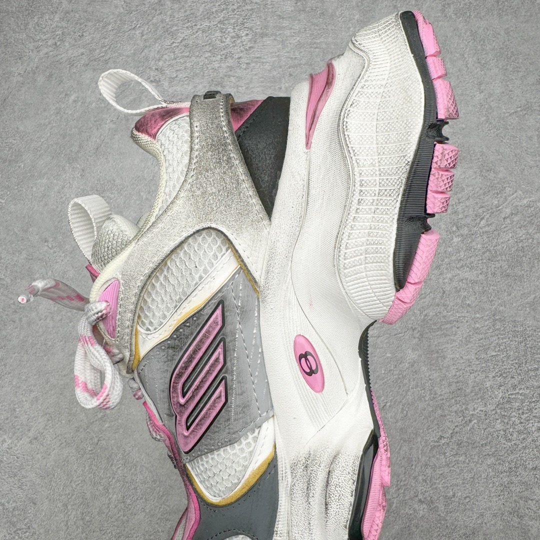 图片[7]-＃XA Balenciaga CARGO Sneaker 巴黎世家十一代圆头系带舒适百搭低帮生活休闲鞋老爹鞋 全套原纸板楦头开发 最原汁原味的灵魂版型 全鞋荧光划线卡点 胶水把控整洁度追求极致完美 每一双都是工艺品 多重QC质检 超越公司货的品控标准 实实在在的免检产品 原盒原配 正确字体电绣 粗细、位置、大小正确 侧边TPU 透气孔匹配意产原版 正确分离大底 TPU软底 原版一致大底LOGO 立体感十足 原厂皮料水洗做旧 采购原厂网纱 这款超细纤维和网布工装运动鞋 来自 Balenciaga 2024年夏季系列 其前卫的设计、夸张的体积和反光细节赋予其特别的轮廓 在 2024 夏季系列的秀场上 我们看到了睽违已久的新款运动鞋 Cargo Sneaker 看鞋名便可猜想 延续 3XL 经典设计 这似乎是一双天生为阔腿 Cargo 而生的鞋款 并且它比起 3XL 本就极度夸张的造型更加夸张 拥有更大的鞋底面积以及更为上翘的鞋头 堪称「5XL」外观设计上除了「比大更大」做旧的厚网布鞋面 还有一种经典 Track 鞋款融合 New Balance 9060 中底之即视感 标志性 Sporty B Logo 置于鞋面中间 再加上明显提高的中底厚度 你也不用害怕与3XL难以分辨 尺码：35/46-选品中心