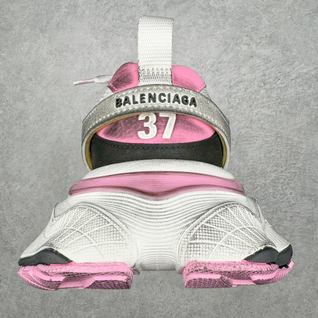 图片[8]-＃XA Balenciaga CARGO Sneaker 巴黎世家十一代圆头系带舒适百搭低帮生活休闲鞋老爹鞋 全套原纸板楦头开发 最原汁原味的灵魂版型 全鞋荧光划线卡点 胶水把控整洁度追求极致完美 每一双都是工艺品 多重QC质检 超越公司货的品控标准 实实在在的免检产品 原盒原配 正确字体电绣 粗细、位置、大小正确 侧边TPU 透气孔匹配意产原版 正确分离大底 TPU软底 原版一致大底LOGO 立体感十足 原厂皮料水洗做旧 采购原厂网纱 这款超细纤维和网布工装运动鞋 来自 Balenciaga 2024年夏季系列 其前卫的设计、夸张的体积和反光细节赋予其特别的轮廓 在 2024 夏季系列的秀场上 我们看到了睽违已久的新款运动鞋 Cargo Sneaker 看鞋名便可猜想 延续 3XL 经典设计 这似乎是一双天生为阔腿 Cargo 而生的鞋款 并且它比起 3XL 本就极度夸张的造型更加夸张 拥有更大的鞋底面积以及更为上翘的鞋头 堪称「5XL」外观设计上除了「比大更大」做旧的厚网布鞋面 还有一种经典 Track 鞋款融合 New Balance 9060 中底之即视感 标志性 Sporty B Logo 置于鞋面中间 再加上明显提高的中底厚度 你也不用害怕与3XL难以分辨 尺码：35/46-选品中心