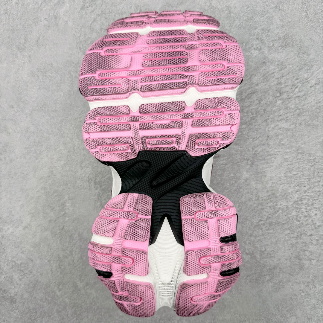 图片[9]-＃XA Balenciaga CARGO Sneaker 巴黎世家十一代圆头系带舒适百搭低帮生活休闲鞋老爹鞋 全套原纸板楦头开发 最原汁原味的灵魂版型 全鞋荧光划线卡点 胶水把控整洁度追求极致完美 每一双都是工艺品 多重QC质检 超越公司货的品控标准 实实在在的免检产品 原盒原配 正确字体电绣 粗细、位置、大小正确 侧边TPU 透气孔匹配意产原版 正确分离大底 TPU软底 原版一致大底LOGO 立体感十足 原厂皮料水洗做旧 采购原厂网纱 这款超细纤维和网布工装运动鞋 来自 Balenciaga 2024年夏季系列 其前卫的设计、夸张的体积和反光细节赋予其特别的轮廓 在 2024 夏季系列的秀场上 我们看到了睽违已久的新款运动鞋 Cargo Sneaker 看鞋名便可猜想 延续 3XL 经典设计 这似乎是一双天生为阔腿 Cargo 而生的鞋款 并且它比起 3XL 本就极度夸张的造型更加夸张 拥有更大的鞋底面积以及更为上翘的鞋头 堪称「5XL」外观设计上除了「比大更大」做旧的厚网布鞋面 还有一种经典 Track 鞋款融合 New Balance 9060 中底之即视感 标志性 Sporty B Logo 置于鞋面中间 再加上明显提高的中底厚度 你也不用害怕与3XL难以分辨 尺码：35/46-选品中心