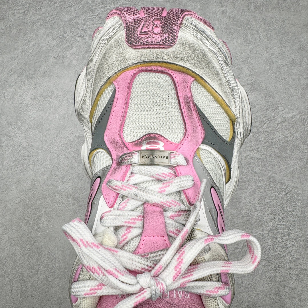 图片[4]-＃XA Balenciaga CARGO Sneaker 巴黎世家十一代圆头系带舒适百搭低帮生活休闲鞋老爹鞋 全套原纸板楦头开发 最原汁原味的灵魂版型 全鞋荧光划线卡点 胶水把控整洁度追求极致完美 每一双都是工艺品 多重QC质检 超越公司货的品控标准 实实在在的免检产品 原盒原配 正确字体电绣 粗细、位置、大小正确 侧边TPU 透气孔匹配意产原版 正确分离大底 TPU软底 原版一致大底LOGO 立体感十足 原厂皮料水洗做旧 采购原厂网纱 这款超细纤维和网布工装运动鞋 来自 Balenciaga 2024年夏季系列 其前卫的设计、夸张的体积和反光细节赋予其特别的轮廓 在 2024 夏季系列的秀场上 我们看到了睽违已久的新款运动鞋 Cargo Sneaker 看鞋名便可猜想 延续 3XL 经典设计 这似乎是一双天生为阔腿 Cargo 而生的鞋款 并且它比起 3XL 本就极度夸张的造型更加夸张 拥有更大的鞋底面积以及更为上翘的鞋头 堪称「5XL」外观设计上除了「比大更大」做旧的厚网布鞋面 还有一种经典 Track 鞋款融合 New Balance 9060 中底之即视感 标志性 Sporty B Logo 置于鞋面中间 再加上明显提高的中底厚度 你也不用害怕与3XL难以分辨 尺码：35/46-选品中心