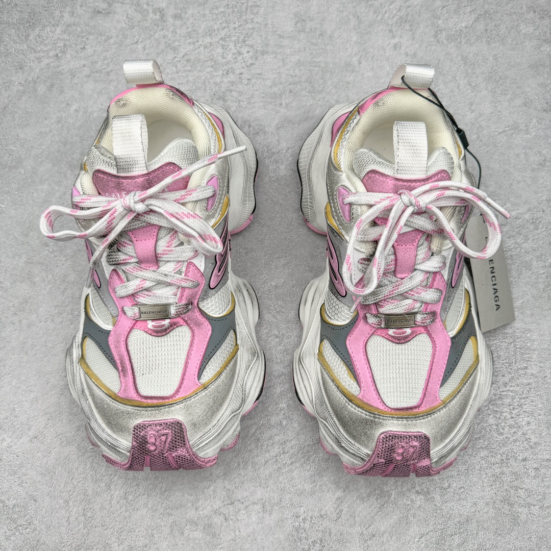 图片[2]-＃XA Balenciaga CARGO Sneaker 巴黎世家十一代圆头系带舒适百搭低帮生活休闲鞋老爹鞋 全套原纸板楦头开发 最原汁原味的灵魂版型 全鞋荧光划线卡点 胶水把控整洁度追求极致完美 每一双都是工艺品 多重QC质检 超越公司货的品控标准 实实在在的免检产品 原盒原配 正确字体电绣 粗细、位置、大小正确 侧边TPU 透气孔匹配意产原版 正确分离大底 TPU软底 原版一致大底LOGO 立体感十足 原厂皮料水洗做旧 采购原厂网纱 这款超细纤维和网布工装运动鞋 来自 Balenciaga 2024年夏季系列 其前卫的设计、夸张的体积和反光细节赋予其特别的轮廓 在 2024 夏季系列的秀场上 我们看到了睽违已久的新款运动鞋 Cargo Sneaker 看鞋名便可猜想 延续 3XL 经典设计 这似乎是一双天生为阔腿 Cargo 而生的鞋款 并且它比起 3XL 本就极度夸张的造型更加夸张 拥有更大的鞋底面积以及更为上翘的鞋头 堪称「5XL」外观设计上除了「比大更大」做旧的厚网布鞋面 还有一种经典 Track 鞋款融合 New Balance 9060 中底之即视感 标志性 Sporty B Logo 置于鞋面中间 再加上明显提高的中底厚度 你也不用害怕与3XL难以分辨 尺码：35/46-选品中心