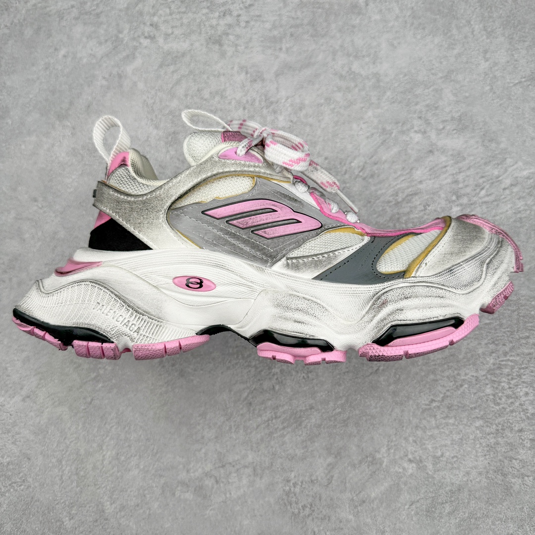 ＃XA Balenciaga CARGO Sneaker 巴黎世家十一代圆头系带舒适百搭低帮生活休闲鞋老爹鞋 全套原纸板楦头开发 最原汁原味的灵魂版型 全鞋荧光划线卡点 胶水把控整洁度追求极致完美 每一双都是工艺品 多重QC质检 超越公司货的品控标准 实实在在的免检产品 原盒原配 正确字体电绣 粗细、位置、大小正确 侧边TPU 透气孔匹配意产原版 正确分离大底 TPU软底 原版一致大底LOGO 立体感十足 原厂皮料水洗做旧 采购原厂网纱 这款超细纤维和网布工装运动鞋 来自 Balenciaga 2024年夏季系列 其前卫的设计、夸张的体积和反光细节赋予其特别的轮廓 在 2024 夏季系列的秀场上 我们看到了睽违已久的新款运动鞋 Cargo Sneaker 看鞋名便可猜想 延续 3XL 经典设计 这似乎是一双天生为阔腿 Cargo 而生的鞋款 并且它比起 3XL 本就极度夸张的造型更加夸张 拥有更大的鞋底面积以及更为上翘的鞋头 堪称「5XL」外观设计上除了「比大更大」做旧的厚网布鞋面 还有一种经典 Track 鞋款融合 New Balance 9060 中底之即视感 标志性 Sporty B Logo 置于鞋面中间 再加上明显提高的中底厚度 你也不用害怕与3XL难以分辨 尺码：35/46-选品中心