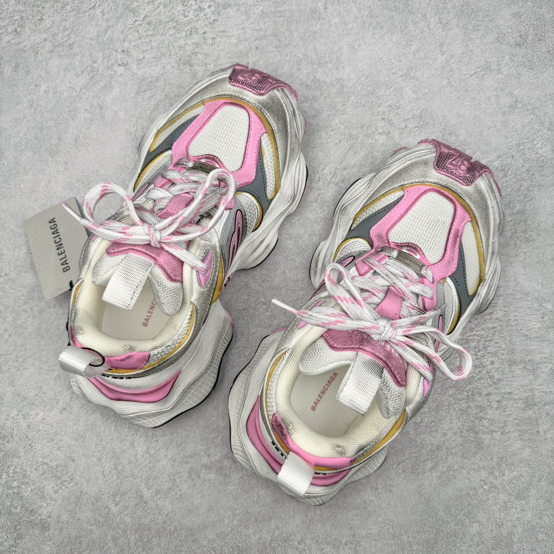 图片[3]-＃XA Balenciaga CARGO Sneaker 巴黎世家十一代圆头系带舒适百搭低帮生活休闲鞋老爹鞋 全套原纸板楦头开发 最原汁原味的灵魂版型 全鞋荧光划线卡点 胶水把控整洁度追求极致完美 每一双都是工艺品 多重QC质检 超越公司货的品控标准 实实在在的免检产品 原盒原配 正确字体电绣 粗细、位置、大小正确 侧边TPU 透气孔匹配意产原版 正确分离大底 TPU软底 原版一致大底LOGO 立体感十足 原厂皮料水洗做旧 采购原厂网纱 这款超细纤维和网布工装运动鞋 来自 Balenciaga 2024年夏季系列 其前卫的设计、夸张的体积和反光细节赋予其特别的轮廓 在 2024 夏季系列的秀场上 我们看到了睽违已久的新款运动鞋 Cargo Sneaker 看鞋名便可猜想 延续 3XL 经典设计 这似乎是一双天生为阔腿 Cargo 而生的鞋款 并且它比起 3XL 本就极度夸张的造型更加夸张 拥有更大的鞋底面积以及更为上翘的鞋头 堪称「5XL」外观设计上除了「比大更大」做旧的厚网布鞋面 还有一种经典 Track 鞋款融合 New Balance 9060 中底之即视感 标志性 Sporty B Logo 置于鞋面中间 再加上明显提高的中底厚度 你也不用害怕与3XL难以分辨 尺码：35/46-选品中心