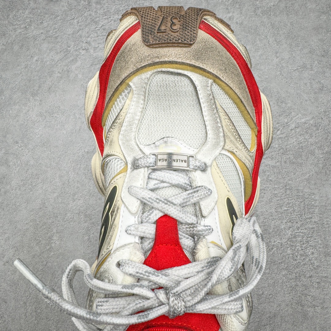 图片[4]-＃XA Balenciaga CARGO Sneaker 巴黎世家十一代圆头系带舒适百搭低帮生活休闲鞋老爹鞋 全套原纸板楦头开发 最原汁原味的灵魂版型 全鞋荧光划线卡点 胶水把控整洁度追求极致完美 每一双都是工艺品 多重QC质检 超越公司货的品控标准 实实在在的免检产品 原盒原配 正确字体电绣 粗细、位置、大小正确 侧边TPU 透气孔匹配意产原版 正确分离大底 TPU软底 原版一致大底LOGO 立体感十足 原厂皮料水洗做旧 采购原厂网纱 这款超细纤维和网布工装运动鞋 来自 Balenciaga 2024年夏季系列 其前卫的设计、夸张的体积和反光细节赋予其特别的轮廓 在 2024 夏季系列的秀场上 我们看到了睽违已久的新款运动鞋 Cargo Sneaker 看鞋名便可猜想 延续 3XL 经典设计 这似乎是一双天生为阔腿 Cargo 而生的鞋款 并且它比起 3XL 本就极度夸张的造型更加夸张 拥有更大的鞋底面积以及更为上翘的鞋头 堪称「5XL」外观设计上除了「比大更大」做旧的厚网布鞋面 还有一种经典 Track 鞋款融合 New Balance 9060 中底之即视感 标志性 Sporty B Logo 置于鞋面中间 再加上明显提高的中底厚度 你也不用害怕与3XL难以分辨 尺码：35/46-选品中心