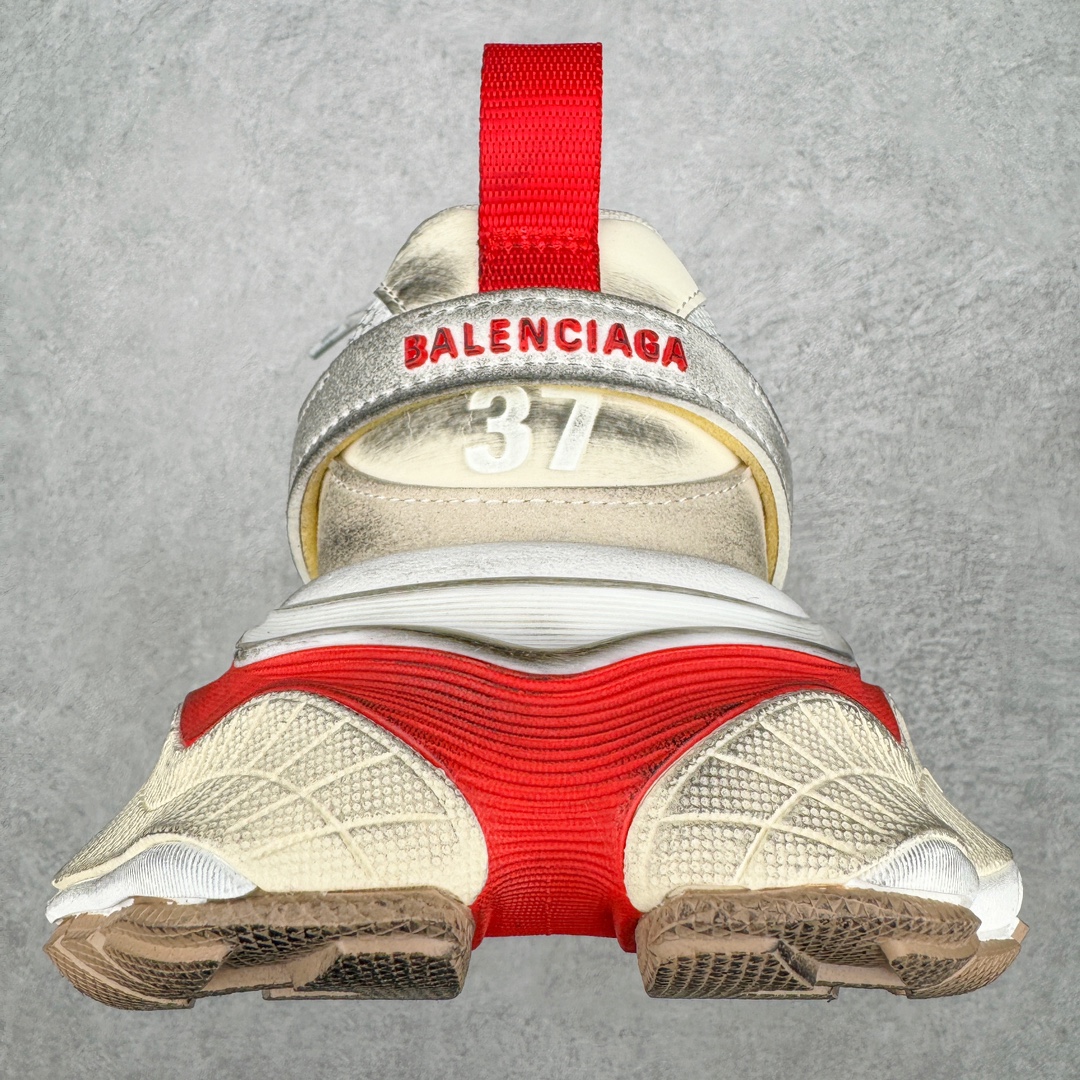 图片[8]-＃XA Balenciaga CARGO Sneaker 巴黎世家十一代圆头系带舒适百搭低帮生活休闲鞋老爹鞋 全套原纸板楦头开发 最原汁原味的灵魂版型 全鞋荧光划线卡点 胶水把控整洁度追求极致完美 每一双都是工艺品 多重QC质检 超越公司货的品控标准 实实在在的免检产品 原盒原配 正确字体电绣 粗细、位置、大小正确 侧边TPU 透气孔匹配意产原版 正确分离大底 TPU软底 原版一致大底LOGO 立体感十足 原厂皮料水洗做旧 采购原厂网纱 这款超细纤维和网布工装运动鞋 来自 Balenciaga 2024年夏季系列 其前卫的设计、夸张的体积和反光细节赋予其特别的轮廓 在 2024 夏季系列的秀场上 我们看到了睽违已久的新款运动鞋 Cargo Sneaker 看鞋名便可猜想 延续 3XL 经典设计 这似乎是一双天生为阔腿 Cargo 而生的鞋款 并且它比起 3XL 本就极度夸张的造型更加夸张 拥有更大的鞋底面积以及更为上翘的鞋头 堪称「5XL」外观设计上除了「比大更大」做旧的厚网布鞋面 还有一种经典 Track 鞋款融合 New Balance 9060 中底之即视感 标志性 Sporty B Logo 置于鞋面中间 再加上明显提高的中底厚度 你也不用害怕与3XL难以分辨 尺码：35/46-选品中心