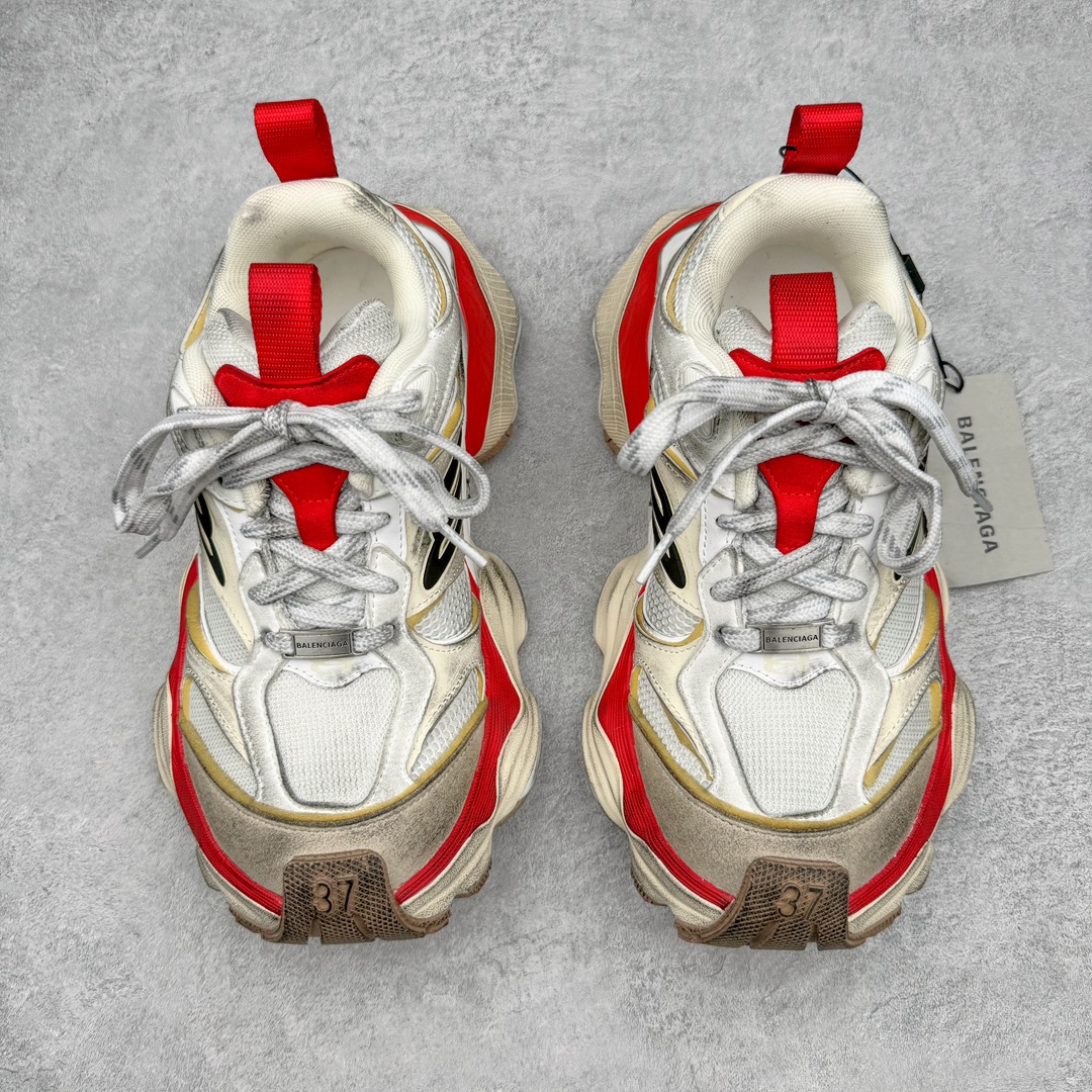图片[2]-＃XA Balenciaga CARGO Sneaker 巴黎世家十一代圆头系带舒适百搭低帮生活休闲鞋老爹鞋 全套原纸板楦头开发 最原汁原味的灵魂版型 全鞋荧光划线卡点 胶水把控整洁度追求极致完美 每一双都是工艺品 多重QC质检 超越公司货的品控标准 实实在在的免检产品 原盒原配 正确字体电绣 粗细、位置、大小正确 侧边TPU 透气孔匹配意产原版 正确分离大底 TPU软底 原版一致大底LOGO 立体感十足 原厂皮料水洗做旧 采购原厂网纱 这款超细纤维和网布工装运动鞋 来自 Balenciaga 2024年夏季系列 其前卫的设计、夸张的体积和反光细节赋予其特别的轮廓 在 2024 夏季系列的秀场上 我们看到了睽违已久的新款运动鞋 Cargo Sneaker 看鞋名便可猜想 延续 3XL 经典设计 这似乎是一双天生为阔腿 Cargo 而生的鞋款 并且它比起 3XL 本就极度夸张的造型更加夸张 拥有更大的鞋底面积以及更为上翘的鞋头 堪称「5XL」外观设计上除了「比大更大」做旧的厚网布鞋面 还有一种经典 Track 鞋款融合 New Balance 9060 中底之即视感 标志性 Sporty B Logo 置于鞋面中间 再加上明显提高的中底厚度 你也不用害怕与3XL难以分辨 尺码：35/46-选品中心