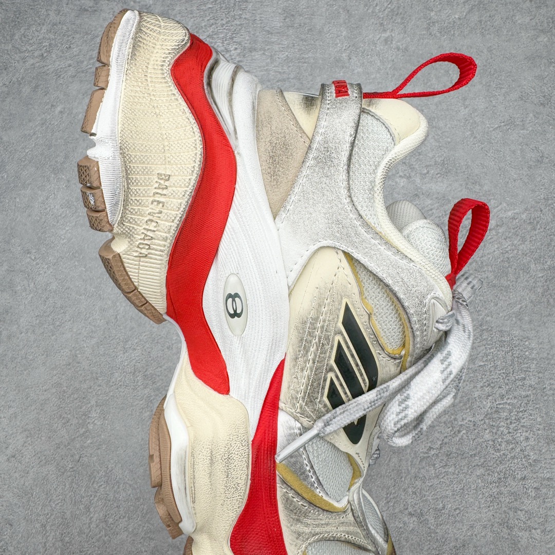 图片[6]-＃XA Balenciaga CARGO Sneaker 巴黎世家十一代圆头系带舒适百搭低帮生活休闲鞋老爹鞋 全套原纸板楦头开发 最原汁原味的灵魂版型 全鞋荧光划线卡点 胶水把控整洁度追求极致完美 每一双都是工艺品 多重QC质检 超越公司货的品控标准 实实在在的免检产品 原盒原配 正确字体电绣 粗细、位置、大小正确 侧边TPU 透气孔匹配意产原版 正确分离大底 TPU软底 原版一致大底LOGO 立体感十足 原厂皮料水洗做旧 采购原厂网纱 这款超细纤维和网布工装运动鞋 来自 Balenciaga 2024年夏季系列 其前卫的设计、夸张的体积和反光细节赋予其特别的轮廓 在 2024 夏季系列的秀场上 我们看到了睽违已久的新款运动鞋 Cargo Sneaker 看鞋名便可猜想 延续 3XL 经典设计 这似乎是一双天生为阔腿 Cargo 而生的鞋款 并且它比起 3XL 本就极度夸张的造型更加夸张 拥有更大的鞋底面积以及更为上翘的鞋头 堪称「5XL」外观设计上除了「比大更大」做旧的厚网布鞋面 还有一种经典 Track 鞋款融合 New Balance 9060 中底之即视感 标志性 Sporty B Logo 置于鞋面中间 再加上明显提高的中底厚度 你也不用害怕与3XL难以分辨 尺码：35/46-选品中心