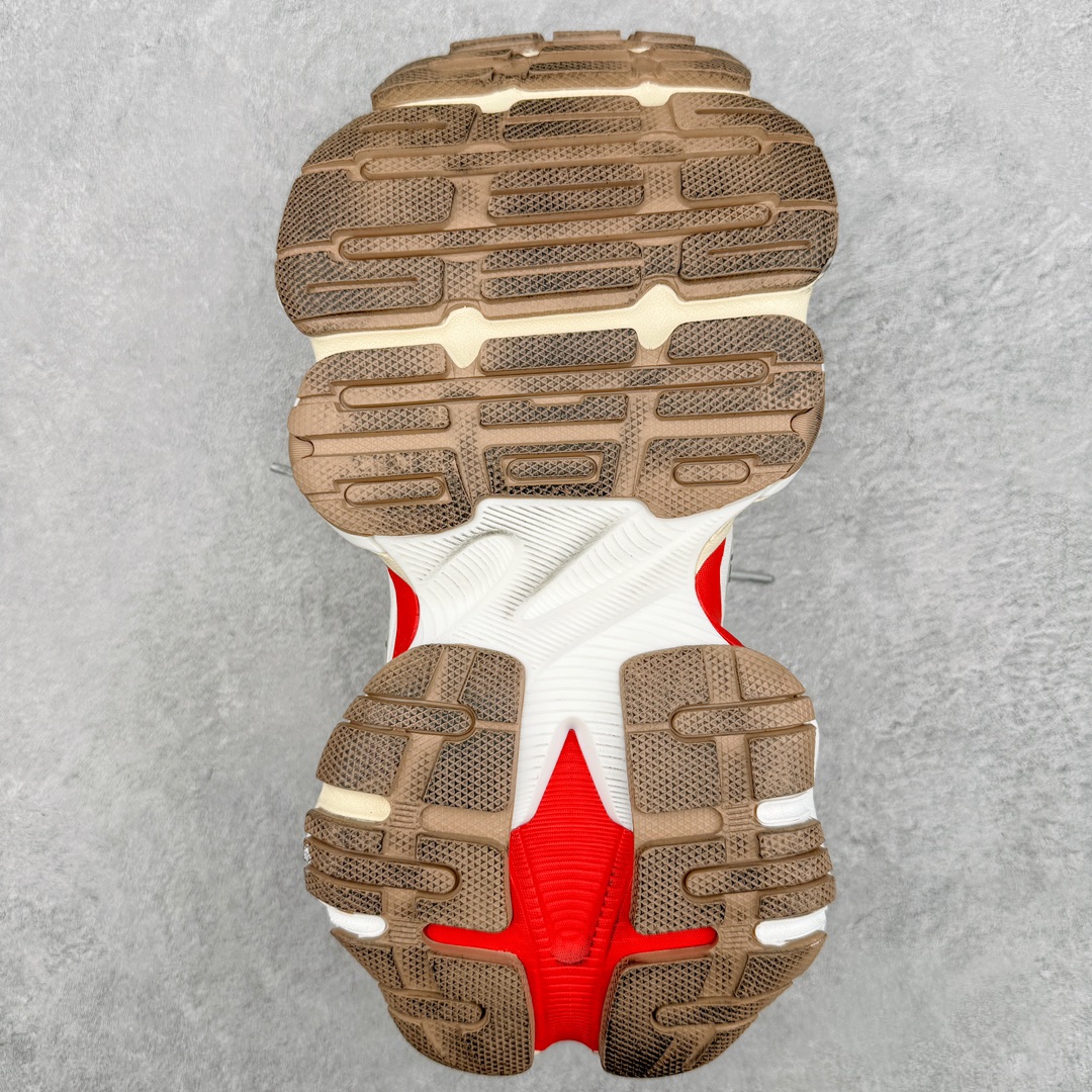 图片[9]-＃XA Balenciaga CARGO Sneaker 巴黎世家十一代圆头系带舒适百搭低帮生活休闲鞋老爹鞋 全套原纸板楦头开发 最原汁原味的灵魂版型 全鞋荧光划线卡点 胶水把控整洁度追求极致完美 每一双都是工艺品 多重QC质检 超越公司货的品控标准 实实在在的免检产品 原盒原配 正确字体电绣 粗细、位置、大小正确 侧边TPU 透气孔匹配意产原版 正确分离大底 TPU软底 原版一致大底LOGO 立体感十足 原厂皮料水洗做旧 采购原厂网纱 这款超细纤维和网布工装运动鞋 来自 Balenciaga 2024年夏季系列 其前卫的设计、夸张的体积和反光细节赋予其特别的轮廓 在 2024 夏季系列的秀场上 我们看到了睽违已久的新款运动鞋 Cargo Sneaker 看鞋名便可猜想 延续 3XL 经典设计 这似乎是一双天生为阔腿 Cargo 而生的鞋款 并且它比起 3XL 本就极度夸张的造型更加夸张 拥有更大的鞋底面积以及更为上翘的鞋头 堪称「5XL」外观设计上除了「比大更大」做旧的厚网布鞋面 还有一种经典 Track 鞋款融合 New Balance 9060 中底之即视感 标志性 Sporty B Logo 置于鞋面中间 再加上明显提高的中底厚度 你也不用害怕与3XL难以分辨 尺码：35/46-选品中心