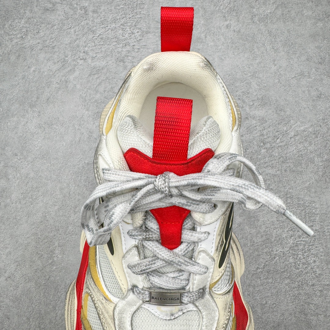 图片[5]-＃XA Balenciaga CARGO Sneaker 巴黎世家十一代圆头系带舒适百搭低帮生活休闲鞋老爹鞋 全套原纸板楦头开发 最原汁原味的灵魂版型 全鞋荧光划线卡点 胶水把控整洁度追求极致完美 每一双都是工艺品 多重QC质检 超越公司货的品控标准 实实在在的免检产品 原盒原配 正确字体电绣 粗细、位置、大小正确 侧边TPU 透气孔匹配意产原版 正确分离大底 TPU软底 原版一致大底LOGO 立体感十足 原厂皮料水洗做旧 采购原厂网纱 这款超细纤维和网布工装运动鞋 来自 Balenciaga 2024年夏季系列 其前卫的设计、夸张的体积和反光细节赋予其特别的轮廓 在 2024 夏季系列的秀场上 我们看到了睽违已久的新款运动鞋 Cargo Sneaker 看鞋名便可猜想 延续 3XL 经典设计 这似乎是一双天生为阔腿 Cargo 而生的鞋款 并且它比起 3XL 本就极度夸张的造型更加夸张 拥有更大的鞋底面积以及更为上翘的鞋头 堪称「5XL」外观设计上除了「比大更大」做旧的厚网布鞋面 还有一种经典 Track 鞋款融合 New Balance 9060 中底之即视感 标志性 Sporty B Logo 置于鞋面中间 再加上明显提高的中底厚度 你也不用害怕与3XL难以分辨 尺码：35/46-选品中心