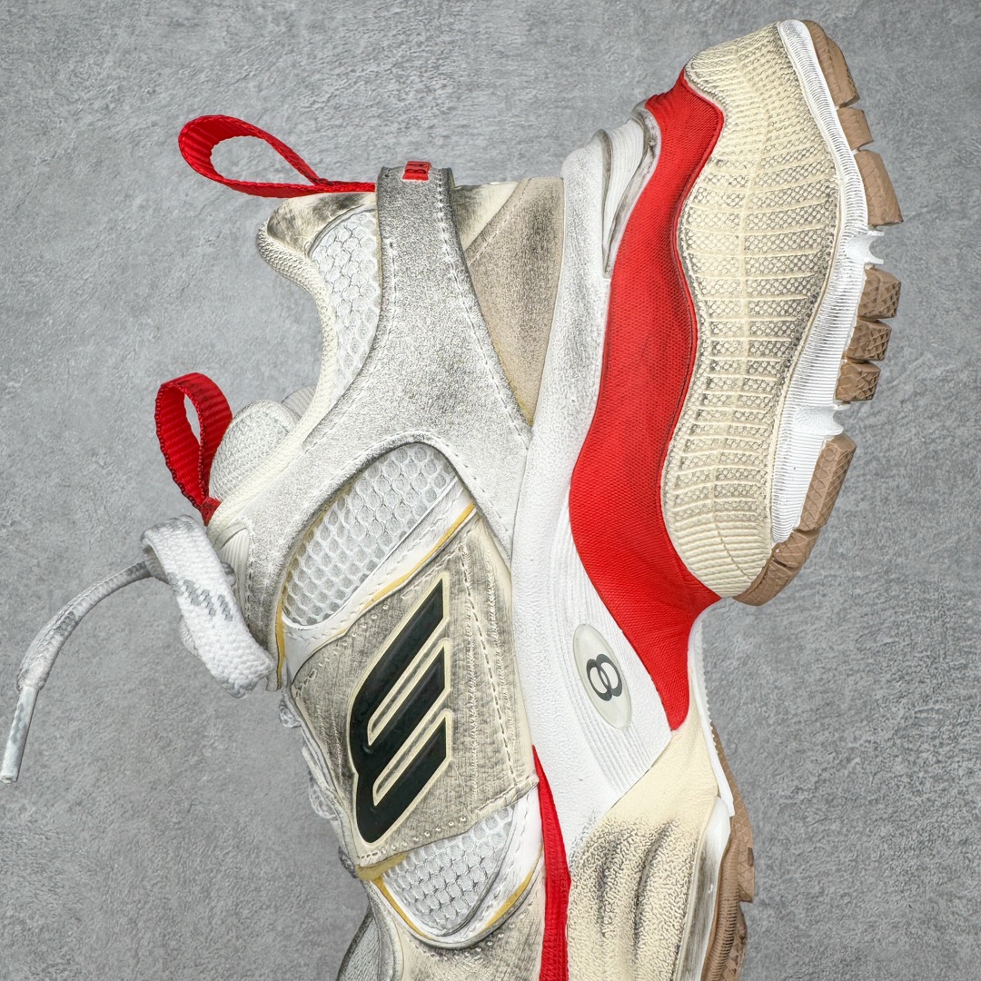 图片[7]-＃XA Balenciaga CARGO Sneaker 巴黎世家十一代圆头系带舒适百搭低帮生活休闲鞋老爹鞋 全套原纸板楦头开发 最原汁原味的灵魂版型 全鞋荧光划线卡点 胶水把控整洁度追求极致完美 每一双都是工艺品 多重QC质检 超越公司货的品控标准 实实在在的免检产品 原盒原配 正确字体电绣 粗细、位置、大小正确 侧边TPU 透气孔匹配意产原版 正确分离大底 TPU软底 原版一致大底LOGO 立体感十足 原厂皮料水洗做旧 采购原厂网纱 这款超细纤维和网布工装运动鞋 来自 Balenciaga 2024年夏季系列 其前卫的设计、夸张的体积和反光细节赋予其特别的轮廓 在 2024 夏季系列的秀场上 我们看到了睽违已久的新款运动鞋 Cargo Sneaker 看鞋名便可猜想 延续 3XL 经典设计 这似乎是一双天生为阔腿 Cargo 而生的鞋款 并且它比起 3XL 本就极度夸张的造型更加夸张 拥有更大的鞋底面积以及更为上翘的鞋头 堪称「5XL」外观设计上除了「比大更大」做旧的厚网布鞋面 还有一种经典 Track 鞋款融合 New Balance 9060 中底之即视感 标志性 Sporty B Logo 置于鞋面中间 再加上明显提高的中底厚度 你也不用害怕与3XL难以分辨 尺码：35/46-选品中心