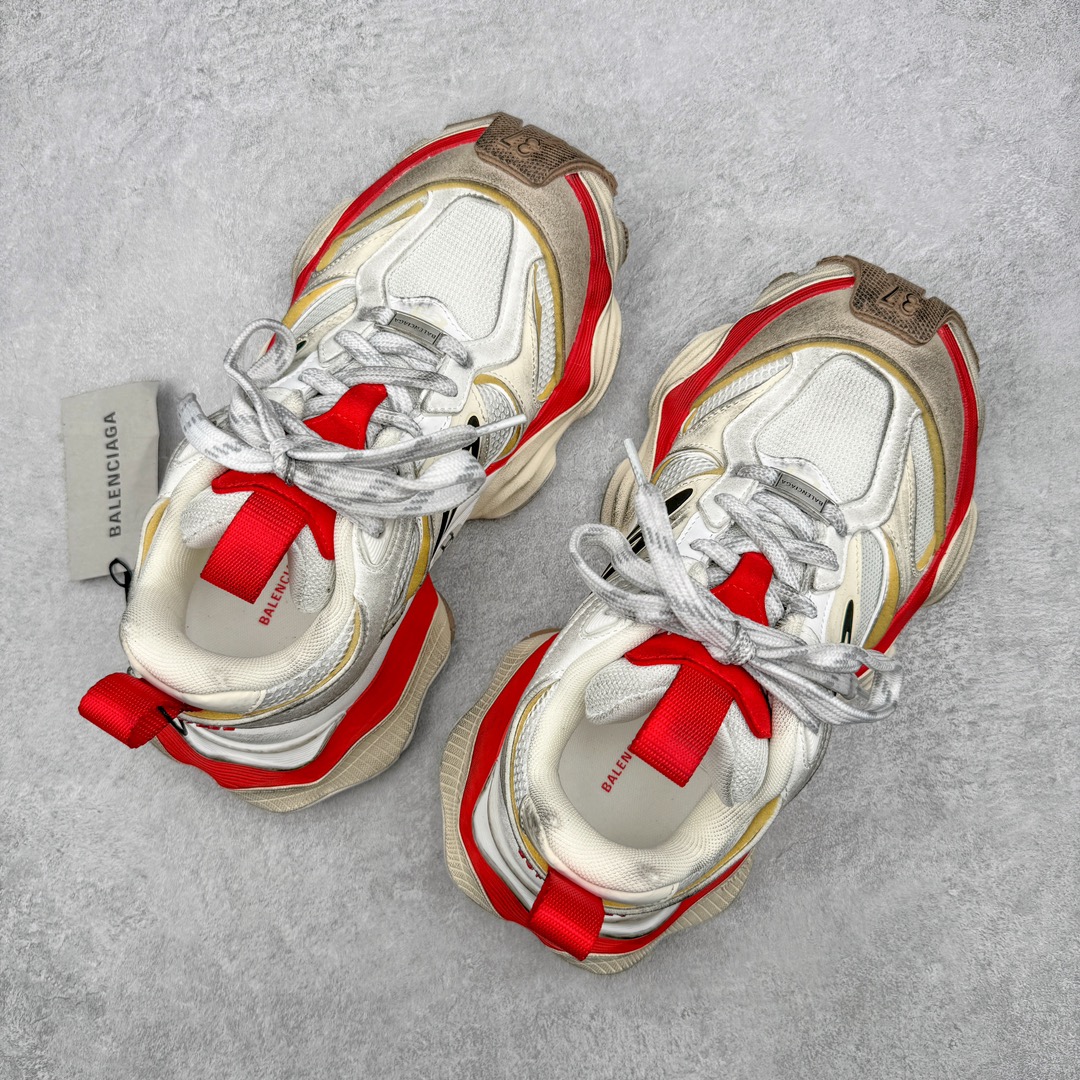 图片[3]-＃XA Balenciaga CARGO Sneaker 巴黎世家十一代圆头系带舒适百搭低帮生活休闲鞋老爹鞋 全套原纸板楦头开发 最原汁原味的灵魂版型 全鞋荧光划线卡点 胶水把控整洁度追求极致完美 每一双都是工艺品 多重QC质检 超越公司货的品控标准 实实在在的免检产品 原盒原配 正确字体电绣 粗细、位置、大小正确 侧边TPU 透气孔匹配意产原版 正确分离大底 TPU软底 原版一致大底LOGO 立体感十足 原厂皮料水洗做旧 采购原厂网纱 这款超细纤维和网布工装运动鞋 来自 Balenciaga 2024年夏季系列 其前卫的设计、夸张的体积和反光细节赋予其特别的轮廓 在 2024 夏季系列的秀场上 我们看到了睽违已久的新款运动鞋 Cargo Sneaker 看鞋名便可猜想 延续 3XL 经典设计 这似乎是一双天生为阔腿 Cargo 而生的鞋款 并且它比起 3XL 本就极度夸张的造型更加夸张 拥有更大的鞋底面积以及更为上翘的鞋头 堪称「5XL」外观设计上除了「比大更大」做旧的厚网布鞋面 还有一种经典 Track 鞋款融合 New Balance 9060 中底之即视感 标志性 Sporty B Logo 置于鞋面中间 再加上明显提高的中底厚度 你也不用害怕与3XL难以分辨 尺码：35/46-选品中心