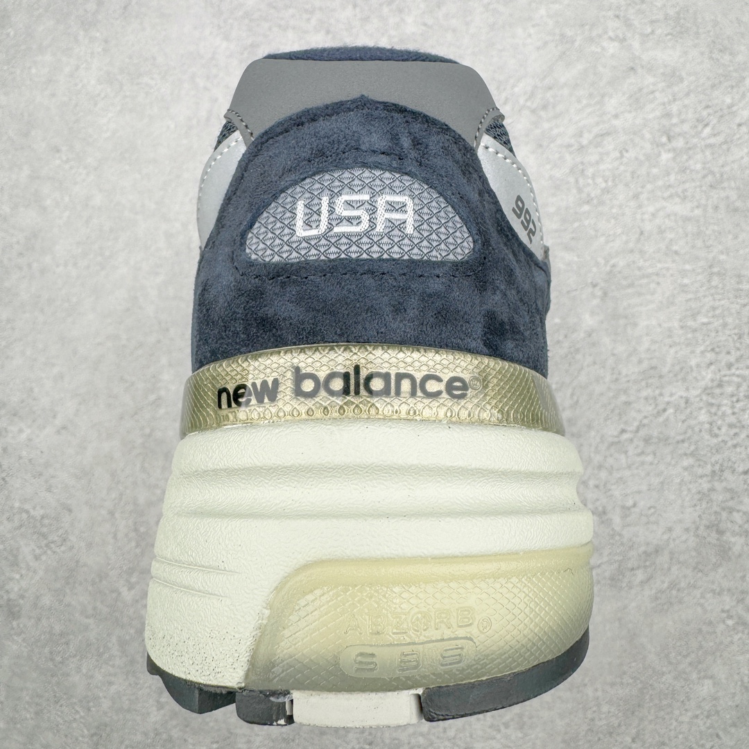 图片[8]-💰240 ＃M纯原 New Balance M992GG 新百伦NB992总统复古慢跑鞋 海军蓝 正确3M反光细节 原楦原纸版开发 正确6层组合底模精密开发 后跟透明TPU水晶装饰条稳固 沿用了引以为傲的跑鞋手工技艺 采用猪皮绒面并包裹局部透气网面的鞋身设计 菱网鞋舌上刻有New Balance USA 鞋面依旧身着经典的大热之灰 彰显了其高端的品质身份 尺码：36 37 37.5 38 38.5 39 40 40.5 41.5 42 42.5 43 44 45 46.5 编码：by3936010-运动鞋