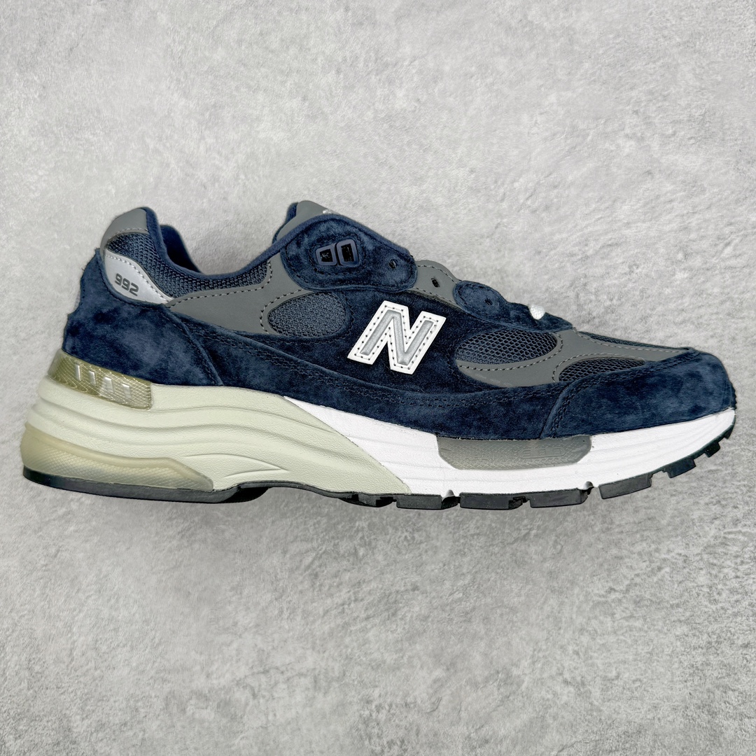 💰240 ＃M纯原 New Balance M992GG 新百伦NB992总统复古慢跑鞋 海军蓝 正确3M反光细节 原楦原纸版开发 正确6层组合底模精密开发 后跟透明TPU水晶装饰条稳固 沿用了引以为傲的跑鞋手工技艺 采用猪皮绒面并包裹局部透气网面的鞋身设计 菱网鞋舌上刻有New Balance USA 鞋面依旧身着经典的大热之灰 彰显了其高端的品质身份 尺码：36 37 37.5 38 38.5 39 40 40.5 41.5 42 42.5 43 44 45 46.5 编码：by3936010-运动鞋