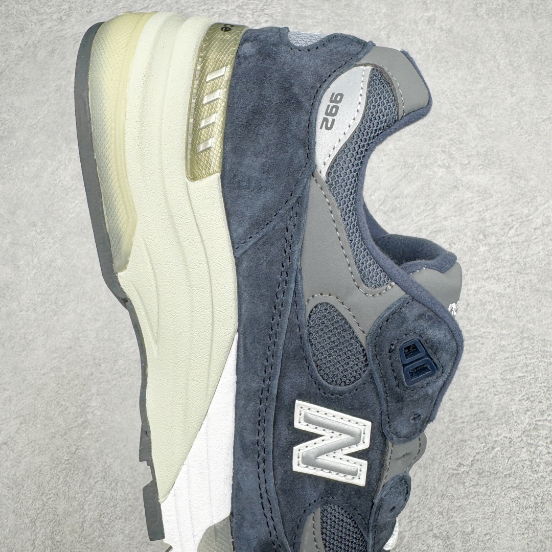 图片[6]-💰240 ＃M纯原 New Balance M992GG 新百伦NB992总统复古慢跑鞋 海军蓝 正确3M反光细节 原楦原纸版开发 正确6层组合底模精密开发 后跟透明TPU水晶装饰条稳固 沿用了引以为傲的跑鞋手工技艺 采用猪皮绒面并包裹局部透气网面的鞋身设计 菱网鞋舌上刻有New Balance USA 鞋面依旧身着经典的大热之灰 彰显了其高端的品质身份 尺码：36 37 37.5 38 38.5 39 40 40.5 41.5 42 42.5 43 44 45 46.5 编码：by3936010-运动鞋