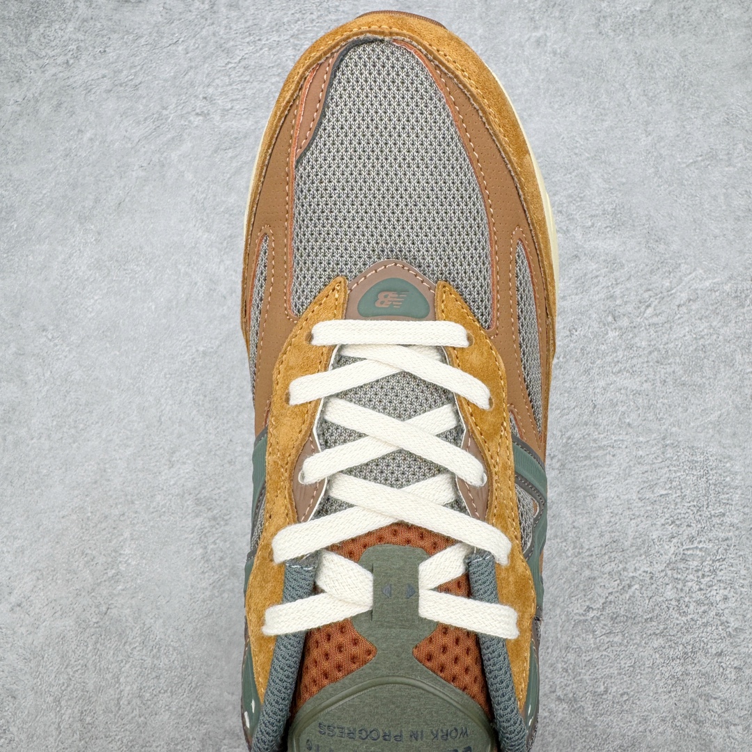 图片[4]-＃K版纯原 Carhartt WIP x New Balance M990CH6 新百伦NB990V6 第六代总统复古慢跑鞋 联名卡其色 这是一双极具现代感设计的复古跑鞋 990v6 鞋面大部分面积依旧采用麂皮和织物材质覆盖 从各种细节上看也还是有点 990v5 的影子 但相比 990v5 990v6 鞋面各种材质的拼接会更加复杂 这次 990v6 最大的改变相信大家应该也发现了 就是看上去貌似比 990v4 和 990v5 两代鞋款加起来还要厚的鞋底 其实这是 New Balance 首次采用的三重缓震组合鞋底 除了之前就有的 ABZORB 缓震科技和 ENCAP 中底 这次新加入了 FuelCell 缓震科技 看来舒适度和增高度 都要更上一层楼呀 990v6 的侧标 Logo 设计少见地没有印在绒面皮革上 而是置于网眼面料以及横跨鞋身的皮革织带之上 同时鞋舌上的标签设计并没有延用此前 990v4 和 990v5 采用的样式设计 而是采用了一种新的类似于三角徽章的设计 所以对于鞋款上的更新变化 既有延续经典的设计 也有创新性的改变 尺码：36 37 37.5 38 38.5 39 40 40.5 41.5 42 42.5 43 44 44.5 45-选品中心