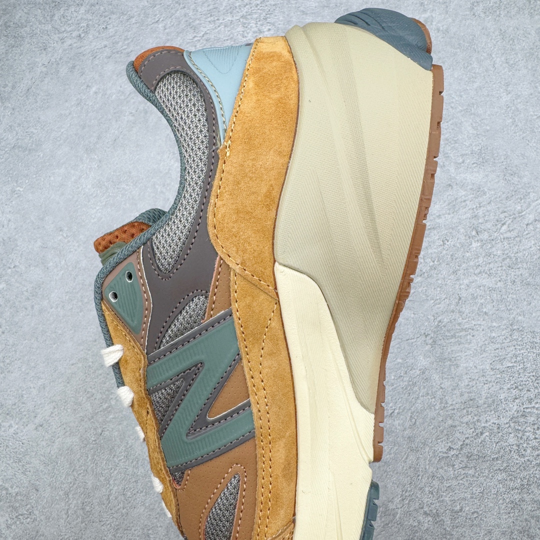 图片[7]-＃K版纯原 Carhartt WIP x New Balance M990CH6 新百伦NB990V6 第六代总统复古慢跑鞋 联名卡其色 这是一双极具现代感设计的复古跑鞋 990v6 鞋面大部分面积依旧采用麂皮和织物材质覆盖 从各种细节上看也还是有点 990v5 的影子 但相比 990v5 990v6 鞋面各种材质的拼接会更加复杂 这次 990v6 最大的改变相信大家应该也发现了 就是看上去貌似比 990v4 和 990v5 两代鞋款加起来还要厚的鞋底 其实这是 New Balance 首次采用的三重缓震组合鞋底 除了之前就有的 ABZORB 缓震科技和 ENCAP 中底 这次新加入了 FuelCell 缓震科技 看来舒适度和增高度 都要更上一层楼呀 990v6 的侧标 Logo 设计少见地没有印在绒面皮革上 而是置于网眼面料以及横跨鞋身的皮革织带之上 同时鞋舌上的标签设计并没有延用此前 990v4 和 990v5 采用的样式设计 而是采用了一种新的类似于三角徽章的设计 所以对于鞋款上的更新变化 既有延续经典的设计 也有创新性的改变 尺码：36 37 37.5 38 38.5 39 40 40.5 41.5 42 42.5 43 44 44.5 45-选品中心