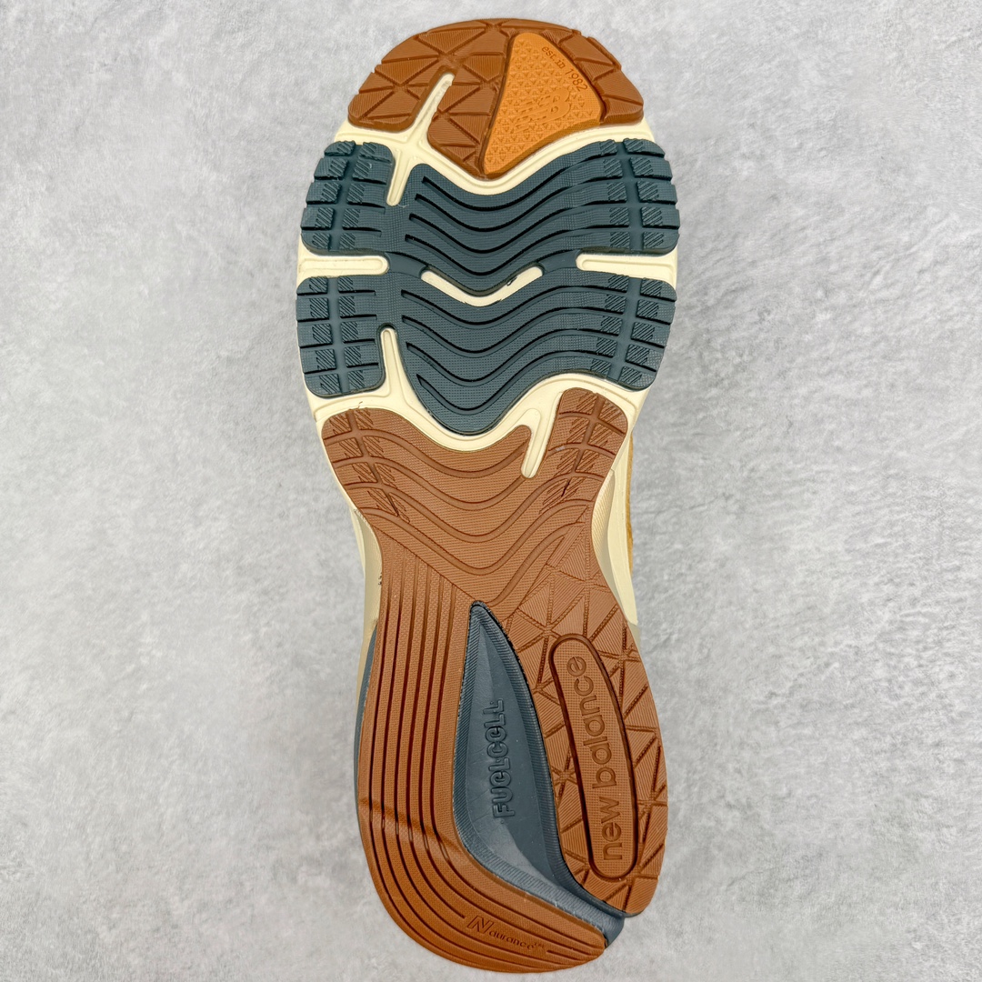 图片[9]-＃K版纯原 Carhartt WIP x New Balance M990CH6 新百伦NB990V6 第六代总统复古慢跑鞋 联名卡其色 这是一双极具现代感设计的复古跑鞋 990v6 鞋面大部分面积依旧采用麂皮和织物材质覆盖 从各种细节上看也还是有点 990v5 的影子 但相比 990v5 990v6 鞋面各种材质的拼接会更加复杂 这次 990v6 最大的改变相信大家应该也发现了 就是看上去貌似比 990v4 和 990v5 两代鞋款加起来还要厚的鞋底 其实这是 New Balance 首次采用的三重缓震组合鞋底 除了之前就有的 ABZORB 缓震科技和 ENCAP 中底 这次新加入了 FuelCell 缓震科技 看来舒适度和增高度 都要更上一层楼呀 990v6 的侧标 Logo 设计少见地没有印在绒面皮革上 而是置于网眼面料以及横跨鞋身的皮革织带之上 同时鞋舌上的标签设计并没有延用此前 990v4 和 990v5 采用的样式设计 而是采用了一种新的类似于三角徽章的设计 所以对于鞋款上的更新变化 既有延续经典的设计 也有创新性的改变 尺码：36 37 37.5 38 38.5 39 40 40.5 41.5 42 42.5 43 44 44.5 45-选品中心