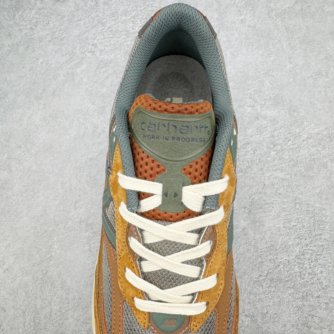 图片[5]-＃K版纯原 Carhartt WIP x New Balance M990CH6 新百伦NB990V6 第六代总统复古慢跑鞋 联名卡其色 这是一双极具现代感设计的复古跑鞋 990v6 鞋面大部分面积依旧采用麂皮和织物材质覆盖 从各种细节上看也还是有点 990v5 的影子 但相比 990v5 990v6 鞋面各种材质的拼接会更加复杂 这次 990v6 最大的改变相信大家应该也发现了 就是看上去貌似比 990v4 和 990v5 两代鞋款加起来还要厚的鞋底 其实这是 New Balance 首次采用的三重缓震组合鞋底 除了之前就有的 ABZORB 缓震科技和 ENCAP 中底 这次新加入了 FuelCell 缓震科技 看来舒适度和增高度 都要更上一层楼呀 990v6 的侧标 Logo 设计少见地没有印在绒面皮革上 而是置于网眼面料以及横跨鞋身的皮革织带之上 同时鞋舌上的标签设计并没有延用此前 990v4 和 990v5 采用的样式设计 而是采用了一种新的类似于三角徽章的设计 所以对于鞋款上的更新变化 既有延续经典的设计 也有创新性的改变 尺码：36 37 37.5 38 38.5 39 40 40.5 41.5 42 42.5 43 44 44.5 45-选品中心