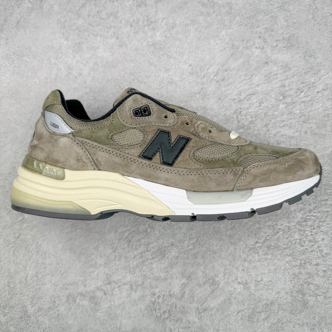 💰240 ＃M纯原 JJJJound x New Balance M992J2 新百伦NB992 联名总统复古慢跑鞋 灰棕 正确3M反光细节 原楦原纸版开发 正确6层组合底模精密开发 后跟透明TPU水晶装饰条稳固 沿用了引以为傲的跑鞋手工技艺 采用猪皮绒面并包裹局部透气网面的鞋身设计 菱网鞋舌上刻有New Balance USA 鞋面依旧身着经典的大热之灰 彰显了其高端的品质身份 尺码：36 37 37.5 38 38.5 39 40 40.5 41.5 42 42.5 43 44 45 46.5 编码：by3936010-运动鞋