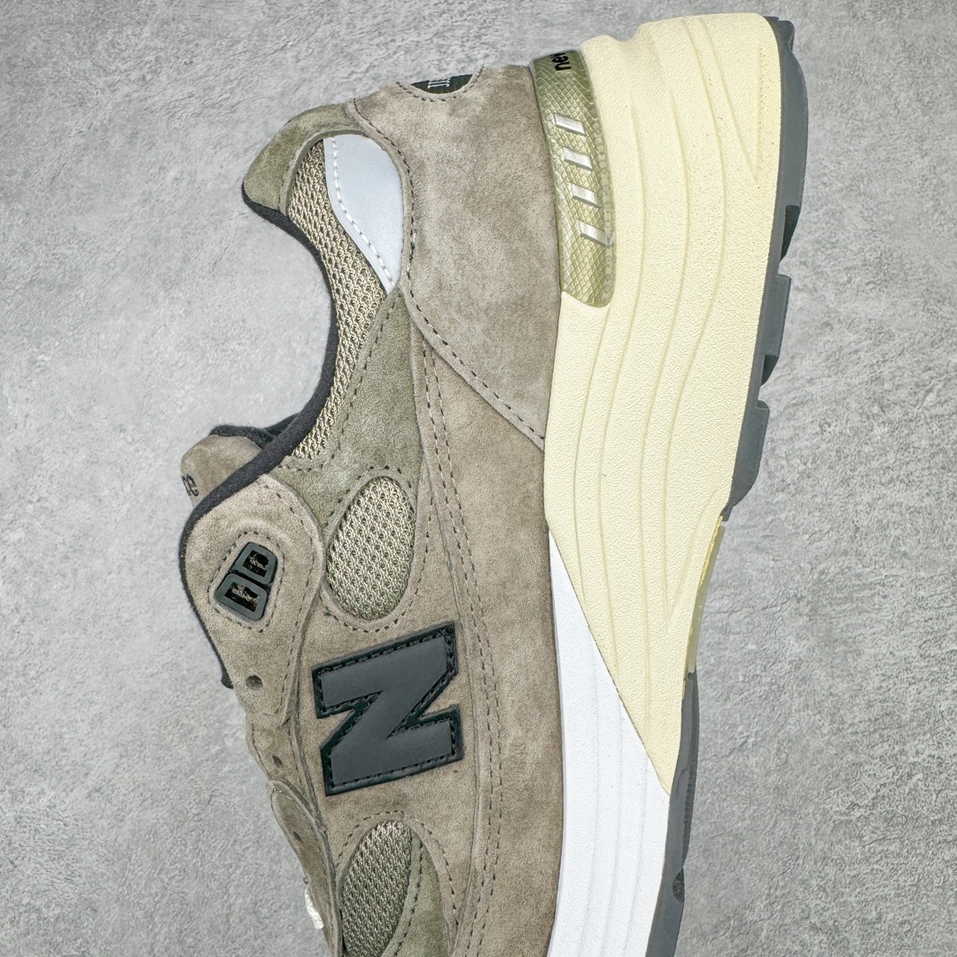 图片[7]-💰240 ＃M纯原 JJJJound x New Balance M992J2 新百伦NB992 联名总统复古慢跑鞋 灰棕 正确3M反光细节 原楦原纸版开发 正确6层组合底模精密开发 后跟透明TPU水晶装饰条稳固 沿用了引以为傲的跑鞋手工技艺 采用猪皮绒面并包裹局部透气网面的鞋身设计 菱网鞋舌上刻有New Balance USA 鞋面依旧身着经典的大热之灰 彰显了其高端的品质身份 尺码：36 37 37.5 38 38.5 39 40 40.5 41.5 42 42.5 43 44 45 46.5 编码：by3936010-运动鞋