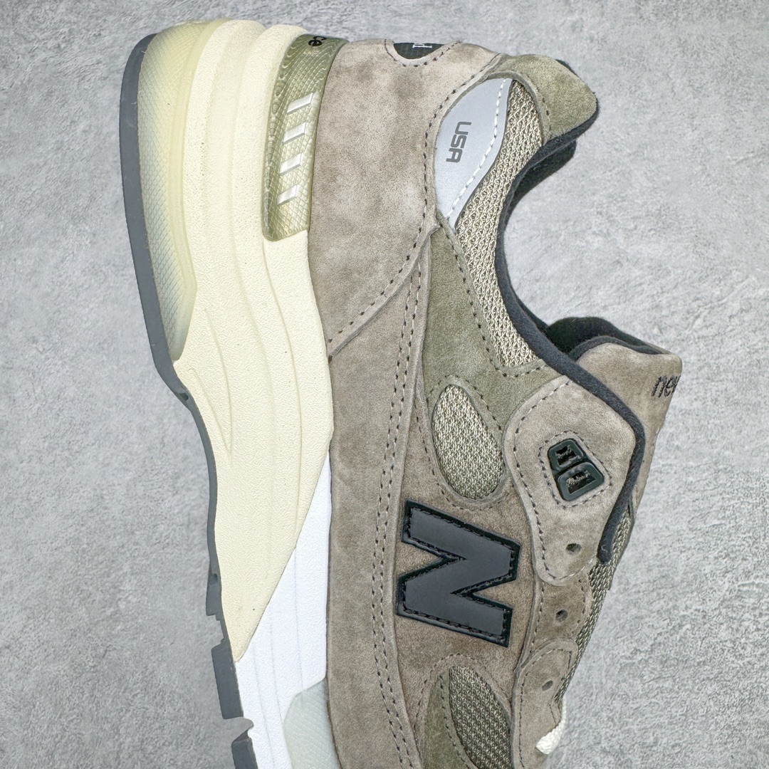 图片[6]-💰240 ＃M纯原 JJJJound x New Balance M992J2 新百伦NB992 联名总统复古慢跑鞋 灰棕 正确3M反光细节 原楦原纸版开发 正确6层组合底模精密开发 后跟透明TPU水晶装饰条稳固 沿用了引以为傲的跑鞋手工技艺 采用猪皮绒面并包裹局部透气网面的鞋身设计 菱网鞋舌上刻有New Balance USA 鞋面依旧身着经典的大热之灰 彰显了其高端的品质身份 尺码：36 37 37.5 38 38.5 39 40 40.5 41.5 42 42.5 43 44 45 46.5 编码：by3936010-运动鞋