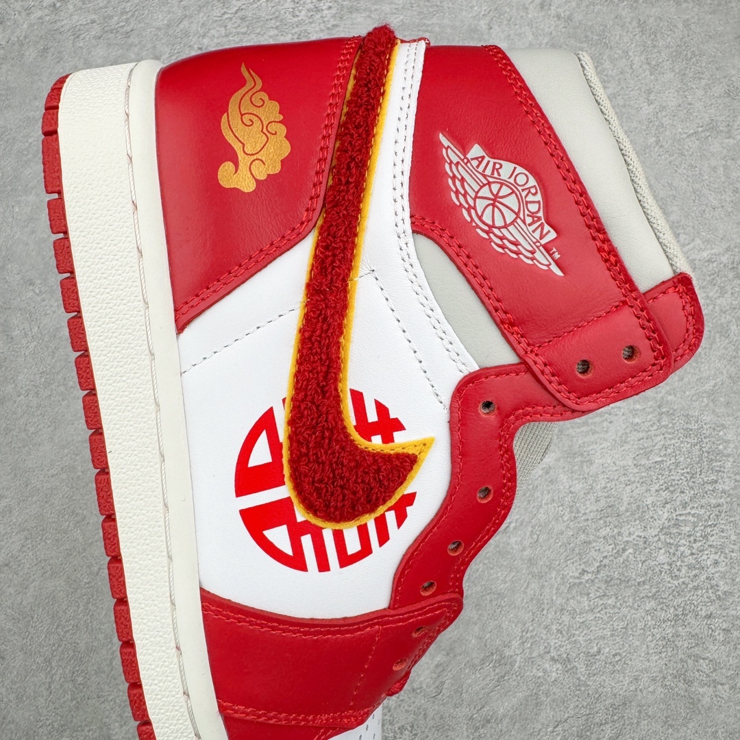 图片[6]-💰250 Air Jordan 1 High 高帮 摇粒绒婚庆主题 球场精灵婚鞋 该定制版球鞋选用原鞋款为AJ1经典高帮 全鞋以红白金色为主色调 构面改色为流金 大“喜”穿插其中 整体华贵、庄重、雅致 为了延续原鞋的经典美感 同时也为了更贴合中国女性的感性之美 在鞋带上多处“喜”配饰 鞋后跟的祥云也是充满吉祥寓意 这款婚鞋定制 可以成为你们的爱情见证者 配上专属礼盒 情意满满 本图为实物拍摄 实物颜色会存在细微差异 定制球鞋均为纯手工定制 每双鞋会存在一定细微差异 皮料、走线、胶印等属于原鞋出厂做工 不涉及定制工艺 货号：DJ4891-061 尺码：36 36.5 37.5 38 38.5 39 40 40.5 41 42 42.5 43 44 44.5 45 46 编码：HXby3936020-运动鞋