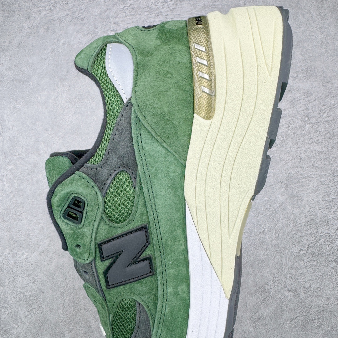 图片[7]-💰240 ＃M纯原 JJJJound x New Balance M992JJ 新百伦NB992 联名总统复古慢跑鞋 绿色 正确3M反光细节 原楦原纸版开发 正确6层组合底模精密开发 后跟透明TPU水晶装饰条稳固 沿用了引以为傲的跑鞋手工技艺 采用猪皮绒面并包裹局部透气网面的鞋身设计 菱网鞋舌上刻有New Balance USA 鞋面依旧身着经典的大热之灰 彰显了其高端的品质身份 尺码：36 37 37.5 38 38.5 39 40 40.5 41.5 42 42.5 43 44 45 46.5 编码：by3936010-运动鞋