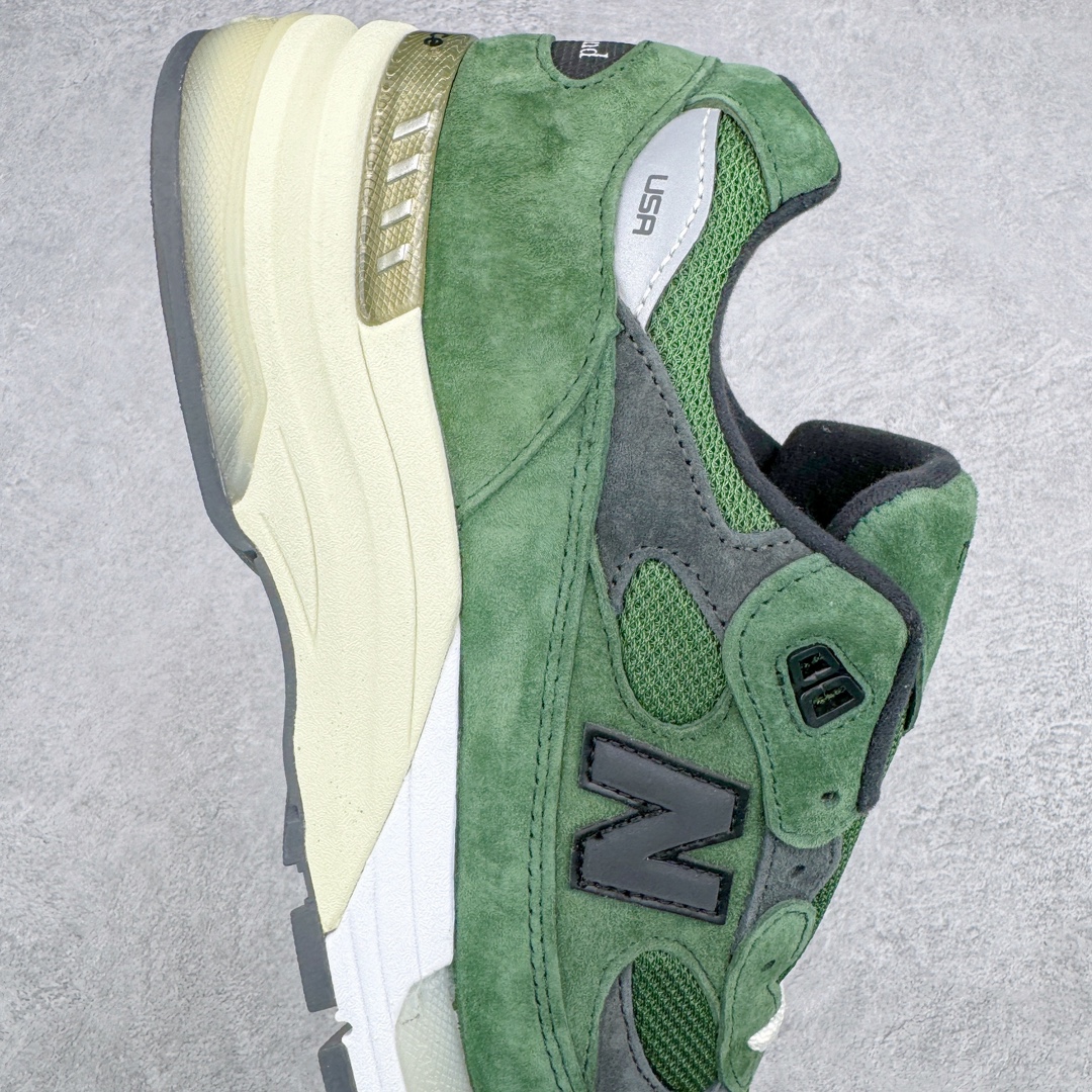 图片[6]-💰240 ＃M纯原 JJJJound x New Balance M992JJ 新百伦NB992 联名总统复古慢跑鞋 绿色 正确3M反光细节 原楦原纸版开发 正确6层组合底模精密开发 后跟透明TPU水晶装饰条稳固 沿用了引以为傲的跑鞋手工技艺 采用猪皮绒面并包裹局部透气网面的鞋身设计 菱网鞋舌上刻有New Balance USA 鞋面依旧身着经典的大热之灰 彰显了其高端的品质身份 尺码：36 37 37.5 38 38.5 39 40 40.5 41.5 42 42.5 43 44 45 46.5 编码：by3936010-运动鞋