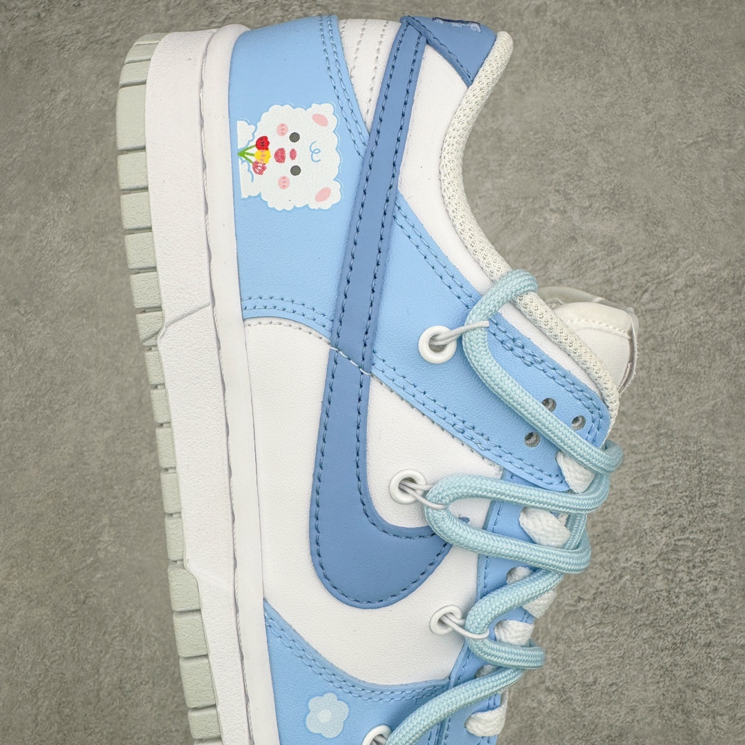 图片[6]-＃YC纯原福利 NK Dunk Low 快乐小熊 白蓝色 DH9765-102 定制系列天花板 无原鞋不开发 全系列得物原鞋一比一校对开发 配色持续更新中 终端对接 优势输出 全套原厂楦头原纸板数据档案倾力打造 原汁原味莞产 极致还原 圈内最强针车工艺 高端零售指定版 广东原厂配套原盒原标 鞋盒分三个尺码段 原厂冲刀 超高清洁度 全鞋零毛边皮料切割 采用原厂百宏鞋带以及原厂百宏织唛舌标 内标可供原厂几率过验 进口原装条纹中底布 四线拉帮白色点胶 原厂拉帮手法遵循公司 原厂电绣 极致还原 尺码：35.5 36 36.5 37.5 38 38.5 39-选品中心