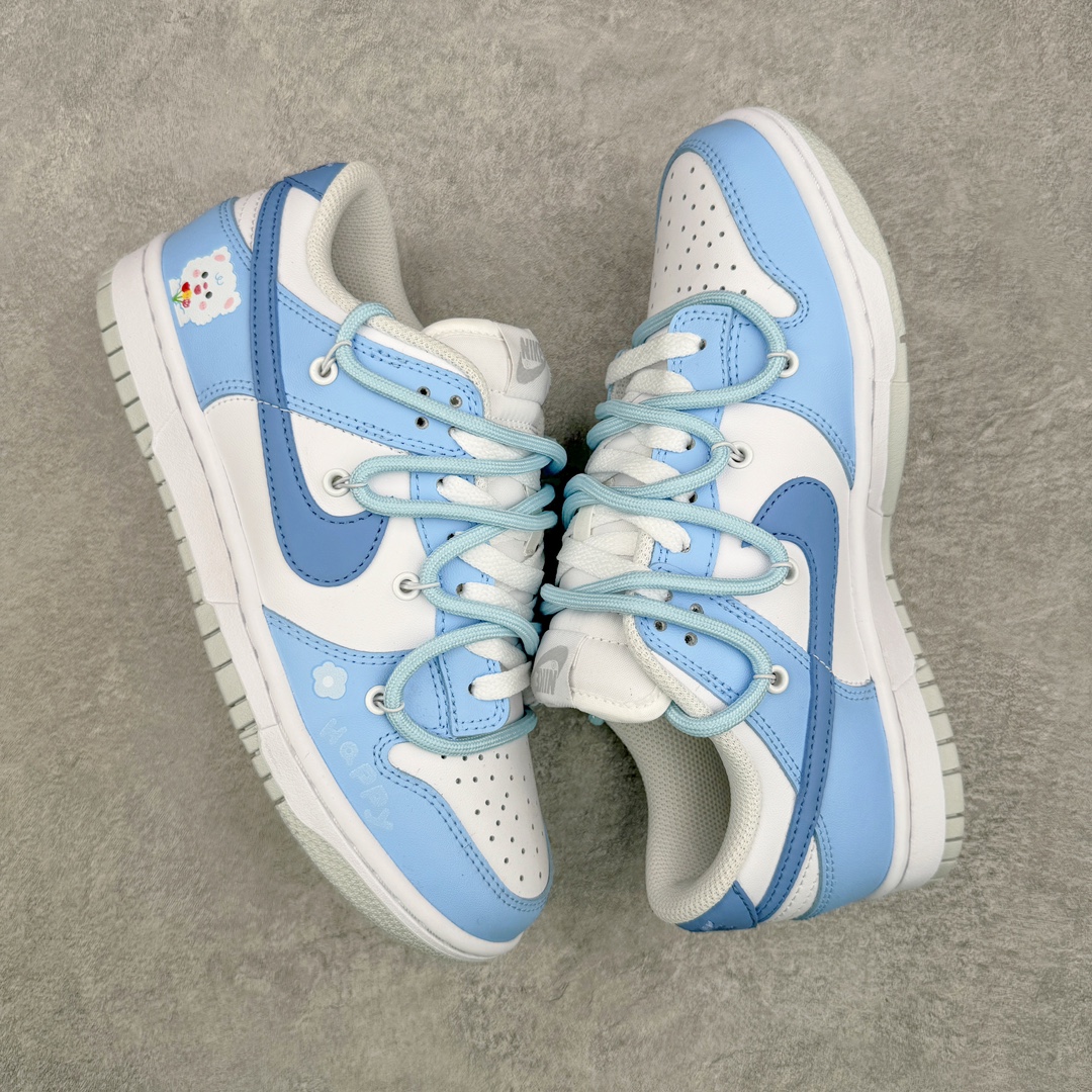 图片[3]-＃YC纯原福利 NK Dunk Low 快乐小熊 白蓝色 DH9765-102 定制系列天花板 无原鞋不开发 全系列得物原鞋一比一校对开发 配色持续更新中 终端对接 优势输出 全套原厂楦头原纸板数据档案倾力打造 原汁原味莞产 极致还原 圈内最强针车工艺 高端零售指定版 广东原厂配套原盒原标 鞋盒分三个尺码段 原厂冲刀 超高清洁度 全鞋零毛边皮料切割 采用原厂百宏鞋带以及原厂百宏织唛舌标 内标可供原厂几率过验 进口原装条纹中底布 四线拉帮白色点胶 原厂拉帮手法遵循公司 原厂电绣 极致还原 尺码：35.5 36 36.5 37.5 38 38.5 39-选品中心