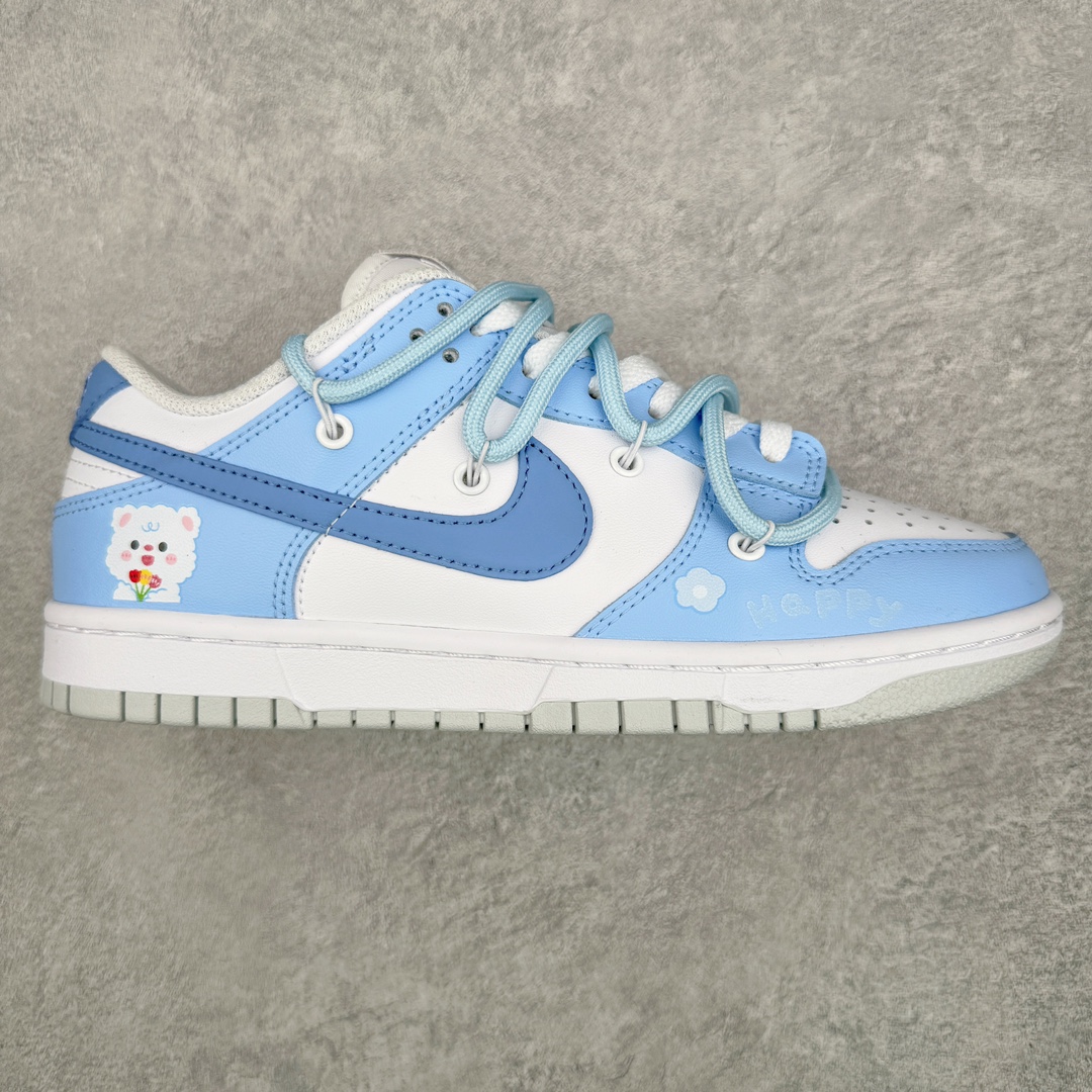 ＃YC纯原福利 NK Dunk Low 快乐小熊 白蓝色 DH9765-102 定制系列天花板 无原鞋不开发 全系列得物原鞋一比一校对开发 配色持续更新中 终端对接 优势输出 全套原厂楦头原纸板数据档案倾力打造 原汁原味莞产 极致还原 圈内最强针车工艺 高端零售指定版 广东原厂配套原盒原标 鞋盒分三个尺码段 原厂冲刀 超高清洁度 全鞋零毛边皮料切割 采用原厂百宏鞋带以及原厂百宏织唛舌标 内标可供原厂几率过验 进口原装条纹中底布 四线拉帮白色点胶 原厂拉帮手法遵循公司 原厂电绣 极致还原 尺码：35.5 36 36.5 37.5 38 38.5 39-选品中心