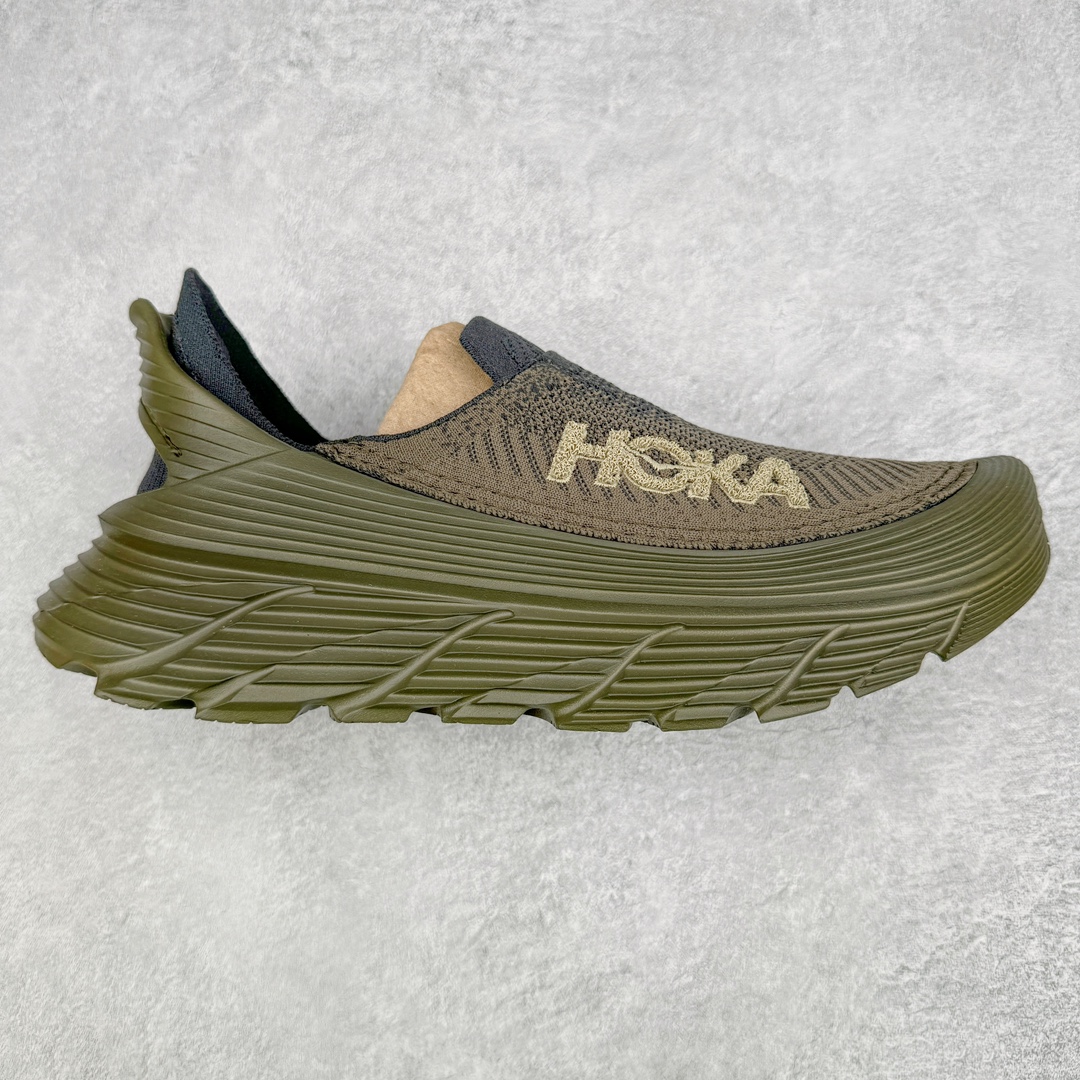 零售💰270 ＃HK纯原 HOKA ONE ONE Restore TC 一脚蹬徒步舒适缓震运动鞋 继承了 HOKA ONE ONE® 标志性的缓冲中底，兼具轻盈脚感和出众缓震。NEWOK本期为大家准备了两款各具特色HOKA ONE ONE Restore TC 鞋款，希望能为你的夏日穿搭提供更多灵感。鞋款鞋面采用弹性布料，鞋面透气舒适，日常穿搭舒适不磨脚。鞋款以弹性松紧织带取代传统鞋带设计，省事又省心，“一脚蹬”简直是最具懒人属性的球鞋，低调朴素又不失质感。重量不到百克，依旧是外形“笨拙”实则是轻巧、舒适与安全兼备的品牌固有打法。搭配上，无论是夏日短裤造型，还是搭配你的长袜，Restore TC 能够满足你的多种穿搭。舒适程度堪比众多大牌“老头乐”，鞋底的厚厚的泡沫鞋垫让你深陷其中！SIZE：36 36.5 37.5 38 38.5 39 40 40.5 41 42 42.5 43 44 44.5 45 编码：Uby2936070-运动鞋