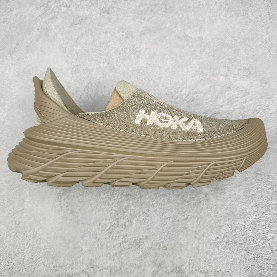 零售💰270 ＃HK纯原 HOKA ONE ONE Restore TC 一脚蹬徒步舒适缓震运动鞋 继承了 HOKA ONE ONE® 标志性的缓冲中底，兼具轻盈脚感和出众缓震。NEWOK本期为大家准备了两款各具特色HOKA ONE ONE Restore TC 鞋款，希望能为你的夏日穿搭提供更多灵感。鞋款鞋面采用弹性布料，鞋面透气舒适，日常穿搭舒适不磨脚。鞋款以弹性松紧织带取代传统鞋带设计，省事又省心，“一脚蹬”简直是最具懒人属性的球鞋，低调朴素又不失质感。重量不到百克，依旧是外形“笨拙”实则是轻巧、舒适与安全兼备的品牌固有打法。搭配上，无论是夏日短裤造型，还是搭配你的长袜，Restore TC 能够满足你的多种穿搭。舒适程度堪比众多大牌“老头乐”，鞋底的厚厚的泡沫鞋垫让你深陷其中！SIZE：36 36.5 37.5 38 38.5 39 40 40.5 41 42 42.5 43 44 44.5 45 编码：Uby2936070-运动鞋