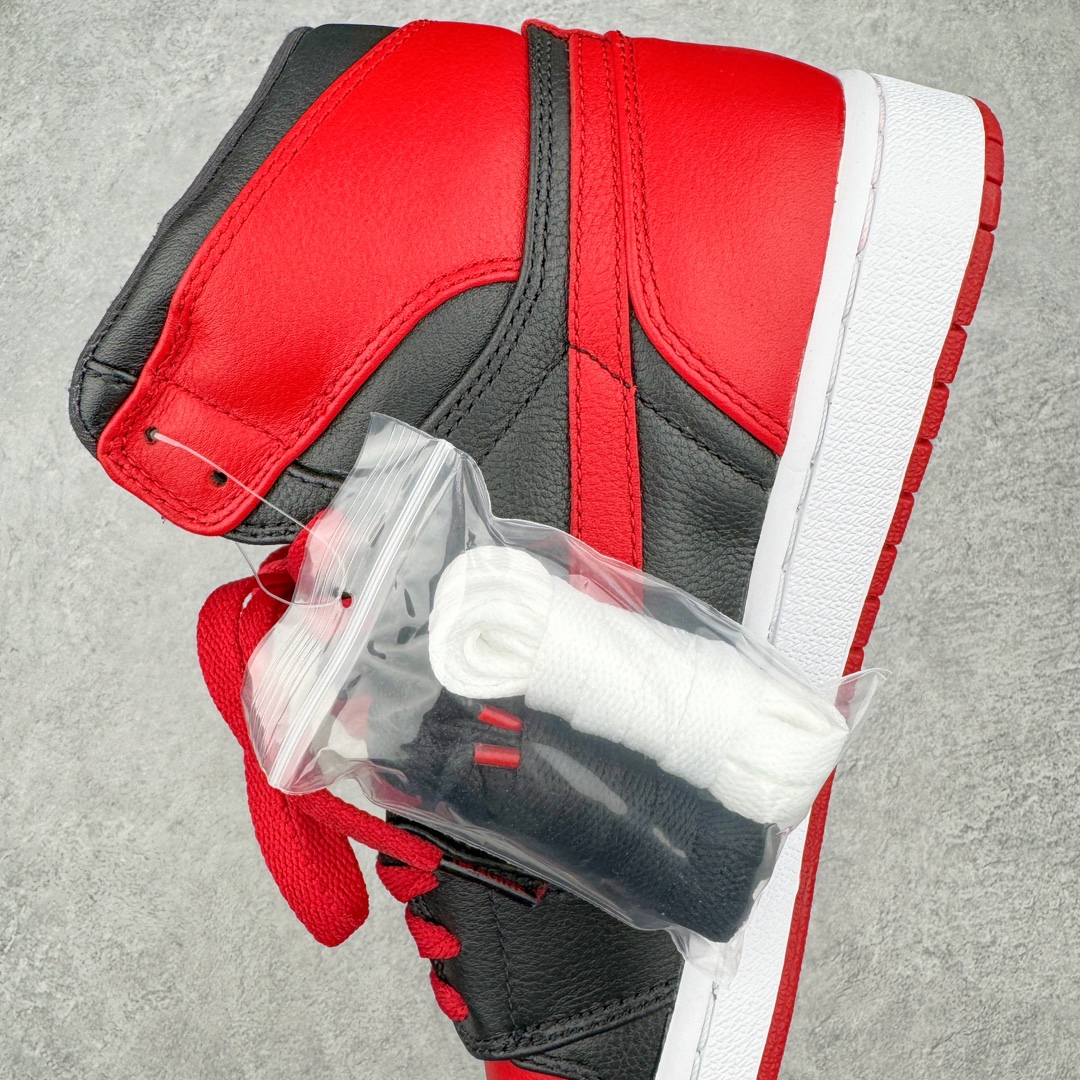 图片[7]-零售💰450 ＃PK纯原 Air Jordan AJ1 Retro High \”Banned \” 黑红禁穿2011 432001-001 情怀单品 元年老鞋 圈内最强系列 高端零售特供批次 产品品控稳定性领先行业 各方面均可对飙L版 良心定价不杀猪 SZ原厂全套原楦原纸板冲刀磨具开发 原厂皮料加持 原厂港宝加持定型后跟R度完美 同源原厂电绣 飞翼针数密度立体效果一致 百分百一致原鞋 原厂拉帮工艺 针距密度一致 后跟弧度收口自然不对折 极致一眼正品既视感 进口玻璃冲刀皮料裁剪零毛边 全鞋电脑针车工艺 品控清洁度最高QC检验标准 免检产品 原厂订购鞋盒、鞋标、防尘纸、鞋撑、鞋带 追求极致的原厂味道 SIZE：40 40.5 41 42 42.5 43 44 44.5 45 46 47.5 编码：by4936050-运动鞋