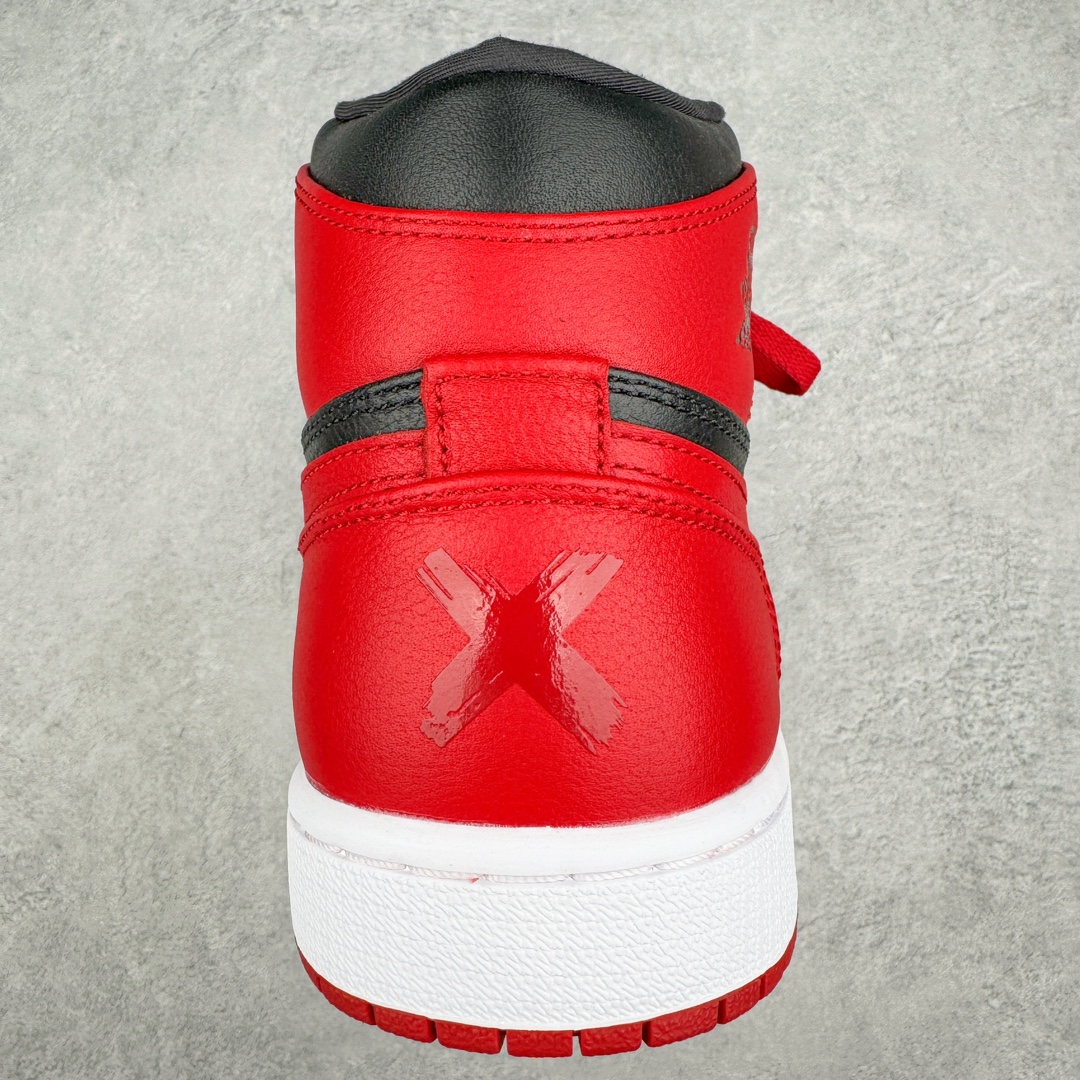 图片[8]-零售💰450 ＃PK纯原 Air Jordan AJ1 Retro High \”Banned \” 黑红禁穿2011 432001-001 情怀单品 元年老鞋 圈内最强系列 高端零售特供批次 产品品控稳定性领先行业 各方面均可对飙L版 良心定价不杀猪 SZ原厂全套原楦原纸板冲刀磨具开发 原厂皮料加持 原厂港宝加持定型后跟R度完美 同源原厂电绣 飞翼针数密度立体效果一致 百分百一致原鞋 原厂拉帮工艺 针距密度一致 后跟弧度收口自然不对折 极致一眼正品既视感 进口玻璃冲刀皮料裁剪零毛边 全鞋电脑针车工艺 品控清洁度最高QC检验标准 免检产品 原厂订购鞋盒、鞋标、防尘纸、鞋撑、鞋带 追求极致的原厂味道 SIZE：40 40.5 41 42 42.5 43 44 44.5 45 46 47.5 编码：by4936050-运动鞋