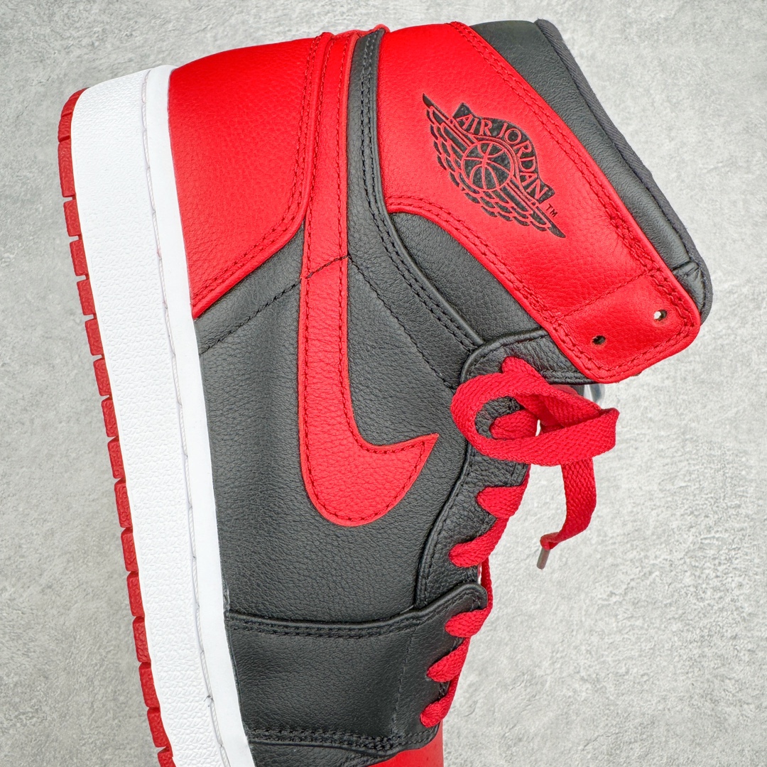 图片[6]-零售💰450 ＃PK纯原 Air Jordan AJ1 Retro High \”Banned \” 黑红禁穿2011 432001-001 情怀单品 元年老鞋 圈内最强系列 高端零售特供批次 产品品控稳定性领先行业 各方面均可对飙L版 良心定价不杀猪 SZ原厂全套原楦原纸板冲刀磨具开发 原厂皮料加持 原厂港宝加持定型后跟R度完美 同源原厂电绣 飞翼针数密度立体效果一致 百分百一致原鞋 原厂拉帮工艺 针距密度一致 后跟弧度收口自然不对折 极致一眼正品既视感 进口玻璃冲刀皮料裁剪零毛边 全鞋电脑针车工艺 品控清洁度最高QC检验标准 免检产品 原厂订购鞋盒、鞋标、防尘纸、鞋撑、鞋带 追求极致的原厂味道 SIZE：40 40.5 41 42 42.5 43 44 44.5 45 46 47.5 编码：by4936050-运动鞋