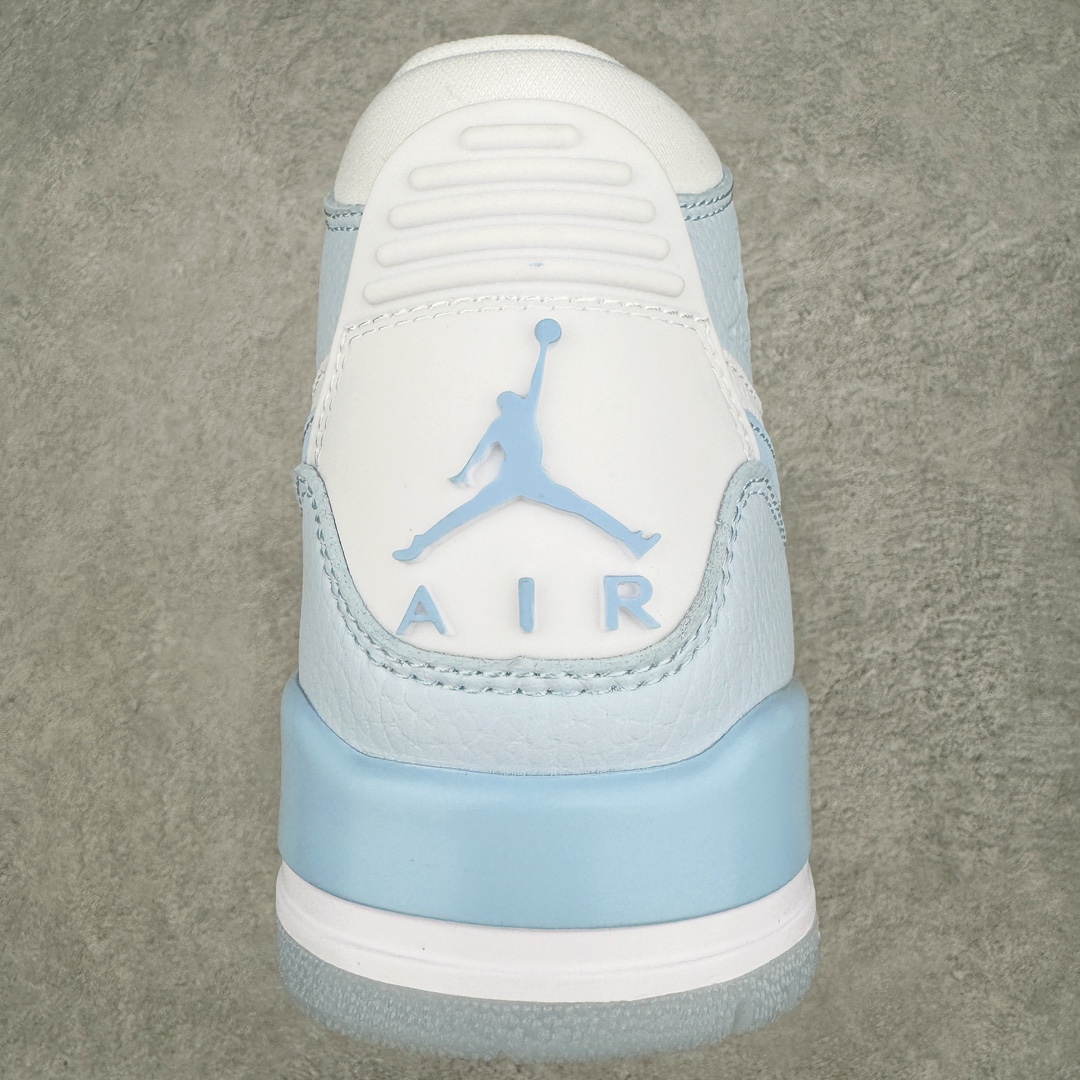 图片[8]-💰220 ＃KZ神版 Air Jordan Legacy AJ312 High 高帮复古篮球鞋 北卡蓝 FV8118-141 市场最强独一档产物 全套原纸板楦头开发 原厂大底磨具加持立体防滑纹理 原档数据后跟TPU子母扣魔术贴 原装可视Air Sole气垫 原汁原味最完美的312代版型 唯一正确鞋头趴度弧度高度鞋身腰线 进口港宝加持 后跟自然饱满 全鞋荧光划线卡点 追求极致完美 每一双都是工艺品 多重QC质检 超越公司货的品控标准 实实在在的免检产品 鞋身采用了皮革材质打造 横跨鞋面的魔术贴十分吸睛 侧面的Swoosh Logo的一部分被鞋面遮挡了一部分 颇具玩味 魔术贴上标有NK标识 而鞋舌上是Jordan的经典红色飞翼Logo 后跟和鞋底均采用了AJ3的设计 后跟上同样也使用了经典的爆裂纹图案 SIZE：36 36.5 37.5 38 38.5 39 40 40.5 41 42 42.5 43 44 44.5 45 46 47.5 编码：by2936090-运动鞋