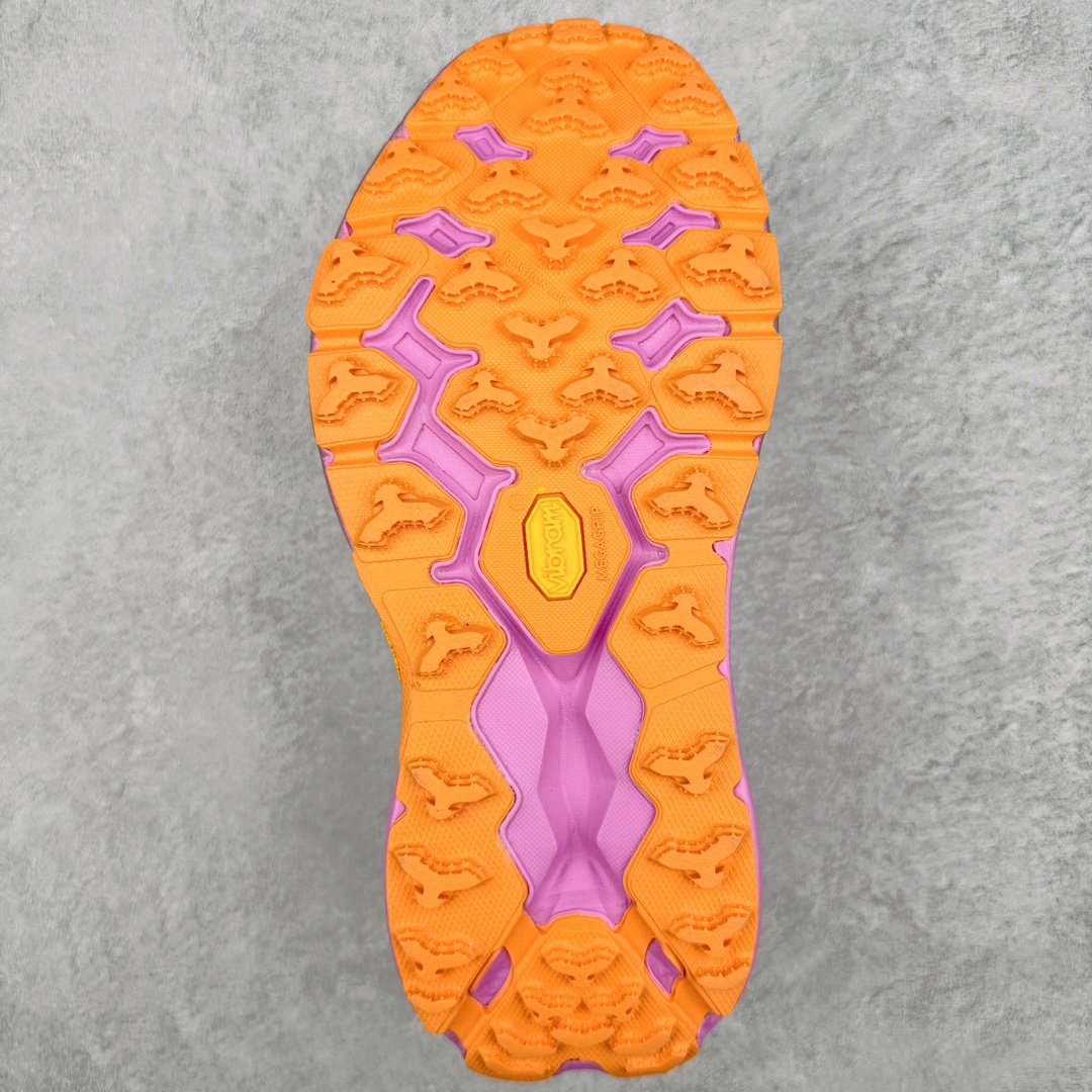 图片[9]-HOKA ONE ONE Speedgoat 5 户外越野跑步鞋 飞速羚羊5系列 新一代工程网纱鞋面 在确保鞋面稳定性的同时减少了固定胶条的使用 鞋面更轻盈、透气、舒适 可回收材料 为环保做出贡献 延伸后跟拉攀 方便快速穿脱 速度型滚动平衡技术 在崎岖的路面上 为平稳顺畅的步伐提供支持 HOKA ONE ONE是来自美国的跑步鞋知名品牌 创立于2009年 始终致力于为所有跑者提供更新、更好的跑步装备 相比常规跑鞋特别研发使用性能独特的几何形跑鞋中底 此种鞋底更厚、更高、回弹性也更好 除了卓越的缓冲性能 它还能为各种阶段的跑者带来更具动感、更加稳定的跑步体验 从设计之初就清楚意识到 要保证跑者步幅的均匀一致 双脚自然而然的运动至关重要 尺码：36 36.5 37.5 38 38.5 39 40 40.5 41 42 42.5 43 44 44.5 45-选品中心