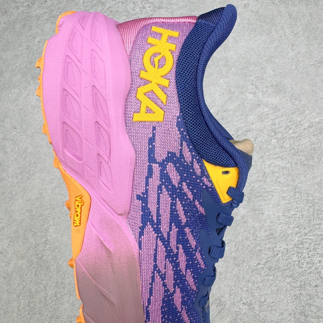 图片[6]-HOKA ONE ONE Speedgoat 5 户外越野跑步鞋 飞速羚羊5系列 新一代工程网纱鞋面 在确保鞋面稳定性的同时减少了固定胶条的使用 鞋面更轻盈、透气、舒适 可回收材料 为环保做出贡献 延伸后跟拉攀 方便快速穿脱 速度型滚动平衡技术 在崎岖的路面上 为平稳顺畅的步伐提供支持 HOKA ONE ONE是来自美国的跑步鞋知名品牌 创立于2009年 始终致力于为所有跑者提供更新、更好的跑步装备 相比常规跑鞋特别研发使用性能独特的几何形跑鞋中底 此种鞋底更厚、更高、回弹性也更好 除了卓越的缓冲性能 它还能为各种阶段的跑者带来更具动感、更加稳定的跑步体验 从设计之初就清楚意识到 要保证跑者步幅的均匀一致 双脚自然而然的运动至关重要 尺码：36 36.5 37.5 38 38.5 39 40 40.5 41 42 42.5 43 44 44.5 45-选品中心