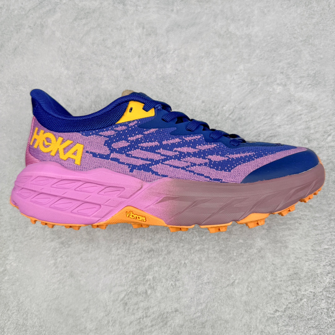 HOKA ONE ONE Speedgoat 5 户外越野跑步鞋 飞速羚羊5系列 新一代工程网纱鞋面 在确保鞋面稳定性的同时减少了固定胶条的使用 鞋面更轻盈、透气、舒适 可回收材料 为环保做出贡献 延伸后跟拉攀 方便快速穿脱 速度型滚动平衡技术 在崎岖的路面上 为平稳顺畅的步伐提供支持 HOKA ONE ONE是来自美国的跑步鞋知名品牌 创立于2009年 始终致力于为所有跑者提供更新、更好的跑步装备 相比常规跑鞋特别研发使用性能独特的几何形跑鞋中底 此种鞋底更厚、更高、回弹性也更好 除了卓越的缓冲性能 它还能为各种阶段的跑者带来更具动感、更加稳定的跑步体验 从设计之初就清楚意识到 要保证跑者步幅的均匀一致 双脚自然而然的运动至关重要 尺码：36 36.5 37.5 38 38.5 39 40 40.5 41 42 42.5 43 44 44.5 45-选品中心