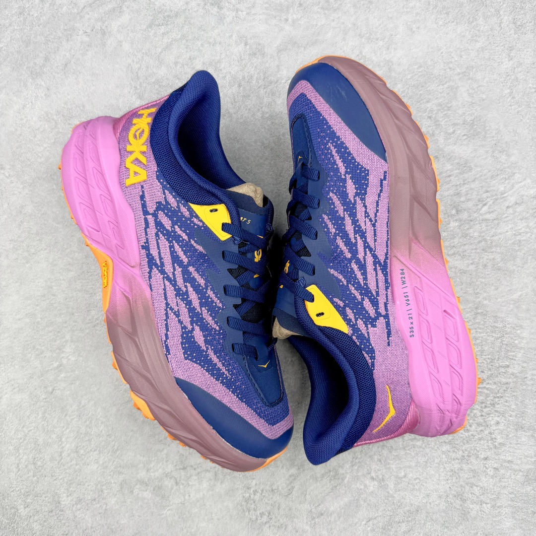 图片[3]-HOKA ONE ONE Speedgoat 5 户外越野跑步鞋 飞速羚羊5系列 新一代工程网纱鞋面 在确保鞋面稳定性的同时减少了固定胶条的使用 鞋面更轻盈、透气、舒适 可回收材料 为环保做出贡献 延伸后跟拉攀 方便快速穿脱 速度型滚动平衡技术 在崎岖的路面上 为平稳顺畅的步伐提供支持 HOKA ONE ONE是来自美国的跑步鞋知名品牌 创立于2009年 始终致力于为所有跑者提供更新、更好的跑步装备 相比常规跑鞋特别研发使用性能独特的几何形跑鞋中底 此种鞋底更厚、更高、回弹性也更好 除了卓越的缓冲性能 它还能为各种阶段的跑者带来更具动感、更加稳定的跑步体验 从设计之初就清楚意识到 要保证跑者步幅的均匀一致 双脚自然而然的运动至关重要 尺码：36 36.5 37.5 38 38.5 39 40 40.5 41 42 42.5 43 44 44.5 45-选品中心