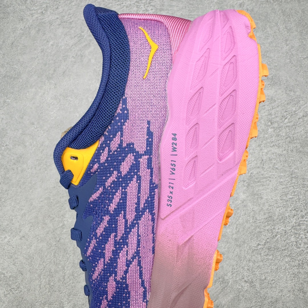 图片[7]-HOKA ONE ONE Speedgoat 5 户外越野跑步鞋 飞速羚羊5系列 新一代工程网纱鞋面 在确保鞋面稳定性的同时减少了固定胶条的使用 鞋面更轻盈、透气、舒适 可回收材料 为环保做出贡献 延伸后跟拉攀 方便快速穿脱 速度型滚动平衡技术 在崎岖的路面上 为平稳顺畅的步伐提供支持 HOKA ONE ONE是来自美国的跑步鞋知名品牌 创立于2009年 始终致力于为所有跑者提供更新、更好的跑步装备 相比常规跑鞋特别研发使用性能独特的几何形跑鞋中底 此种鞋底更厚、更高、回弹性也更好 除了卓越的缓冲性能 它还能为各种阶段的跑者带来更具动感、更加稳定的跑步体验 从设计之初就清楚意识到 要保证跑者步幅的均匀一致 双脚自然而然的运动至关重要 尺码：36 36.5 37.5 38 38.5 39 40 40.5 41 42 42.5 43 44 44.5 45-选品中心