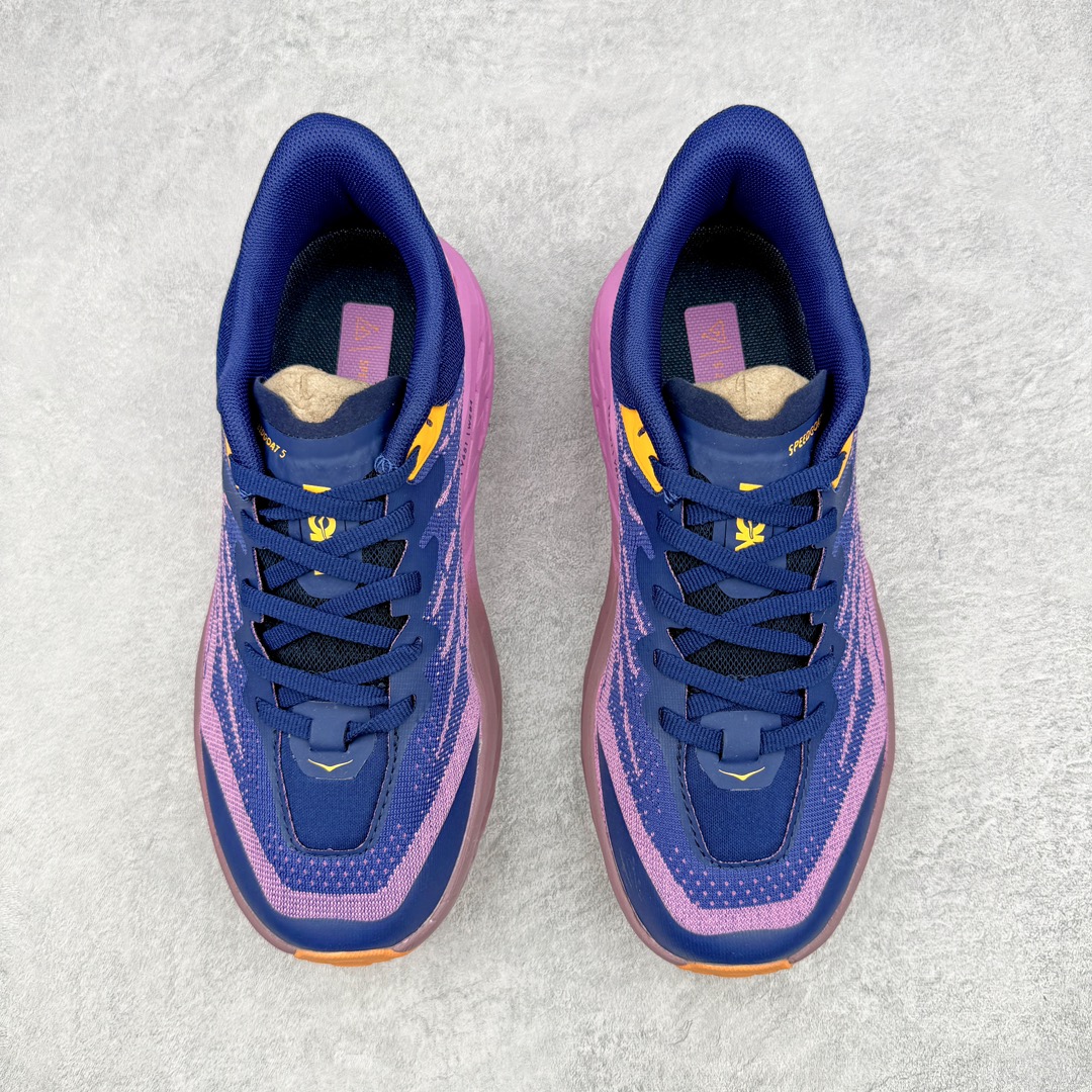 图片[2]-HOKA ONE ONE Speedgoat 5 户外越野跑步鞋 飞速羚羊5系列 新一代工程网纱鞋面 在确保鞋面稳定性的同时减少了固定胶条的使用 鞋面更轻盈、透气、舒适 可回收材料 为环保做出贡献 延伸后跟拉攀 方便快速穿脱 速度型滚动平衡技术 在崎岖的路面上 为平稳顺畅的步伐提供支持 HOKA ONE ONE是来自美国的跑步鞋知名品牌 创立于2009年 始终致力于为所有跑者提供更新、更好的跑步装备 相比常规跑鞋特别研发使用性能独特的几何形跑鞋中底 此种鞋底更厚、更高、回弹性也更好 除了卓越的缓冲性能 它还能为各种阶段的跑者带来更具动感、更加稳定的跑步体验 从设计之初就清楚意识到 要保证跑者步幅的均匀一致 双脚自然而然的运动至关重要 尺码：36 36.5 37.5 38 38.5 39 40 40.5 41 42 42.5 43 44 44.5 45-选品中心