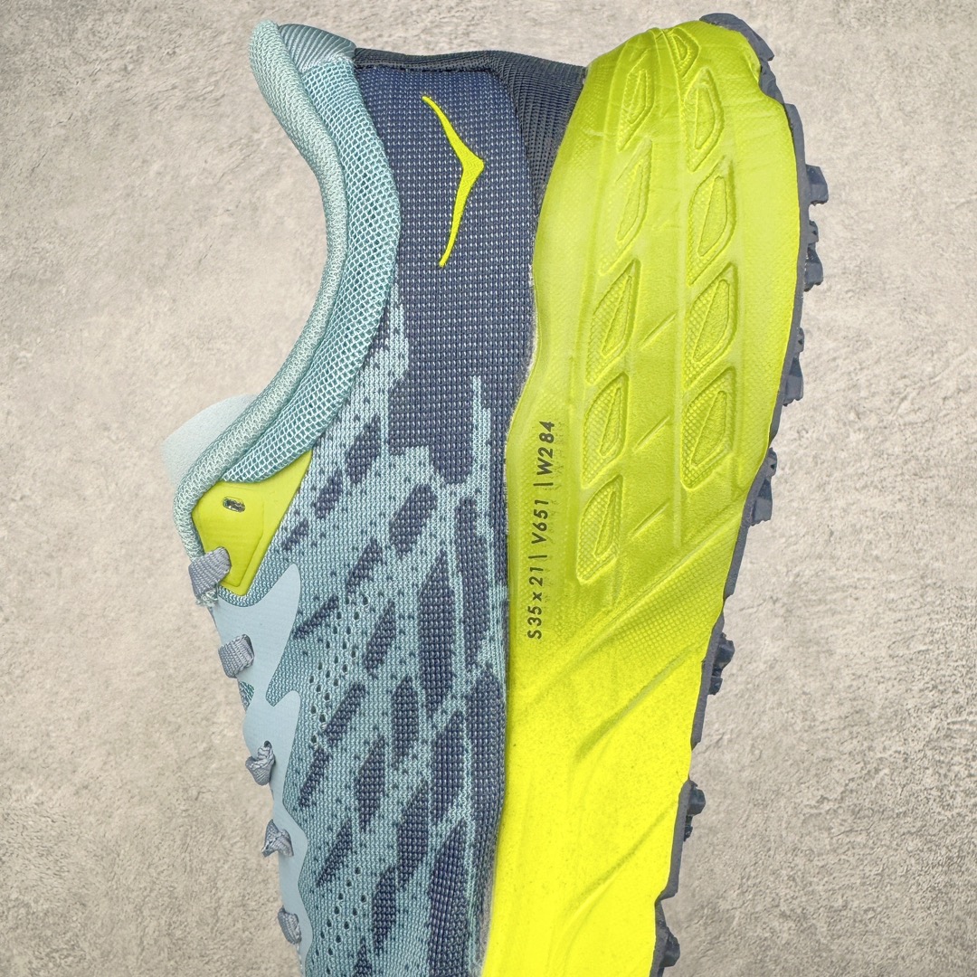 图片[7]-HOKA ONE ONE Speedgoat 5 户外越野跑步鞋 飞速羚羊5系列 新一代工程网纱鞋面 在确保鞋面稳定性的同时减少了固定胶条的使用 鞋面更轻盈、透气、舒适 可回收材料 为环保做出贡献 延伸后跟拉攀 方便快速穿脱 速度型滚动平衡技术 在崎岖的路面上 为平稳顺畅的步伐提供支持 HOKA ONE ONE是来自美国的跑步鞋知名品牌 创立于2009年 始终致力于为所有跑者提供更新、更好的跑步装备 相比常规跑鞋特别研发使用性能独特的几何形跑鞋中底 此种鞋底更厚、更高、回弹性也更好 除了卓越的缓冲性能 它还能为各种阶段的跑者带来更具动感、更加稳定的跑步体验 从设计之初就清楚意识到 要保证跑者步幅的均匀一致 双脚自然而然的运动至关重要 尺码：36 36.5 37.5 38 38.5 39 40 40.5 41 42 42.5 43 44 44.5 45-选品中心