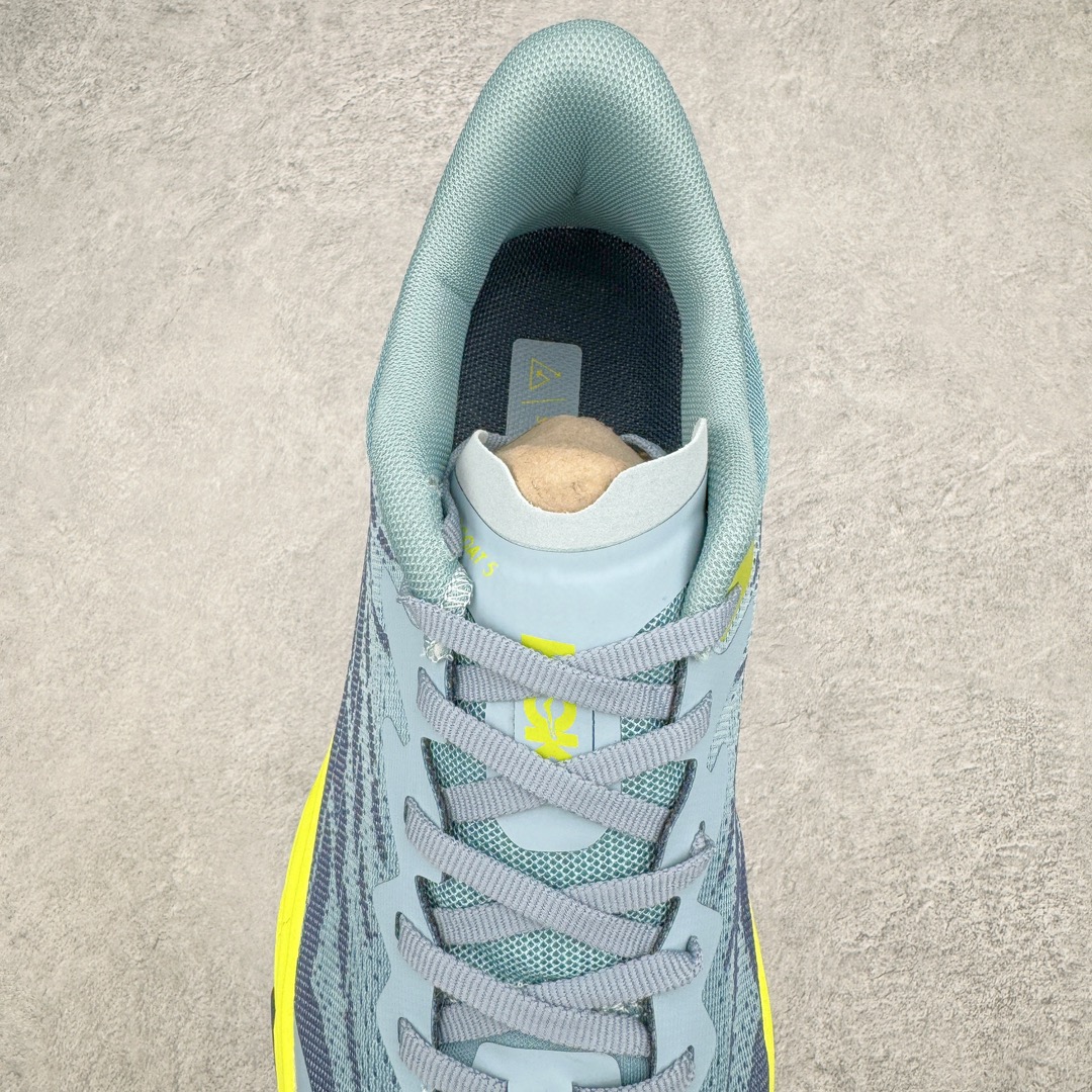 图片[5]-HOKA ONE ONE Speedgoat 5 户外越野跑步鞋 飞速羚羊5系列 新一代工程网纱鞋面 在确保鞋面稳定性的同时减少了固定胶条的使用 鞋面更轻盈、透气、舒适 可回收材料 为环保做出贡献 延伸后跟拉攀 方便快速穿脱 速度型滚动平衡技术 在崎岖的路面上 为平稳顺畅的步伐提供支持 HOKA ONE ONE是来自美国的跑步鞋知名品牌 创立于2009年 始终致力于为所有跑者提供更新、更好的跑步装备 相比常规跑鞋特别研发使用性能独特的几何形跑鞋中底 此种鞋底更厚、更高、回弹性也更好 除了卓越的缓冲性能 它还能为各种阶段的跑者带来更具动感、更加稳定的跑步体验 从设计之初就清楚意识到 要保证跑者步幅的均匀一致 双脚自然而然的运动至关重要 尺码：36 36.5 37.5 38 38.5 39 40 40.5 41 42 42.5 43 44 44.5 45-选品中心