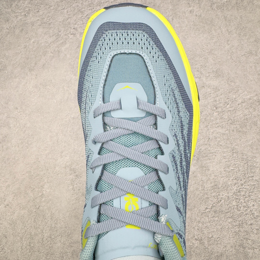 图片[4]-HOKA ONE ONE Speedgoat 5 户外越野跑步鞋 飞速羚羊5系列 新一代工程网纱鞋面 在确保鞋面稳定性的同时减少了固定胶条的使用 鞋面更轻盈、透气、舒适 可回收材料 为环保做出贡献 延伸后跟拉攀 方便快速穿脱 速度型滚动平衡技术 在崎岖的路面上 为平稳顺畅的步伐提供支持 HOKA ONE ONE是来自美国的跑步鞋知名品牌 创立于2009年 始终致力于为所有跑者提供更新、更好的跑步装备 相比常规跑鞋特别研发使用性能独特的几何形跑鞋中底 此种鞋底更厚、更高、回弹性也更好 除了卓越的缓冲性能 它还能为各种阶段的跑者带来更具动感、更加稳定的跑步体验 从设计之初就清楚意识到 要保证跑者步幅的均匀一致 双脚自然而然的运动至关重要 尺码：36 36.5 37.5 38 38.5 39 40 40.5 41 42 42.5 43 44 44.5 45-选品中心