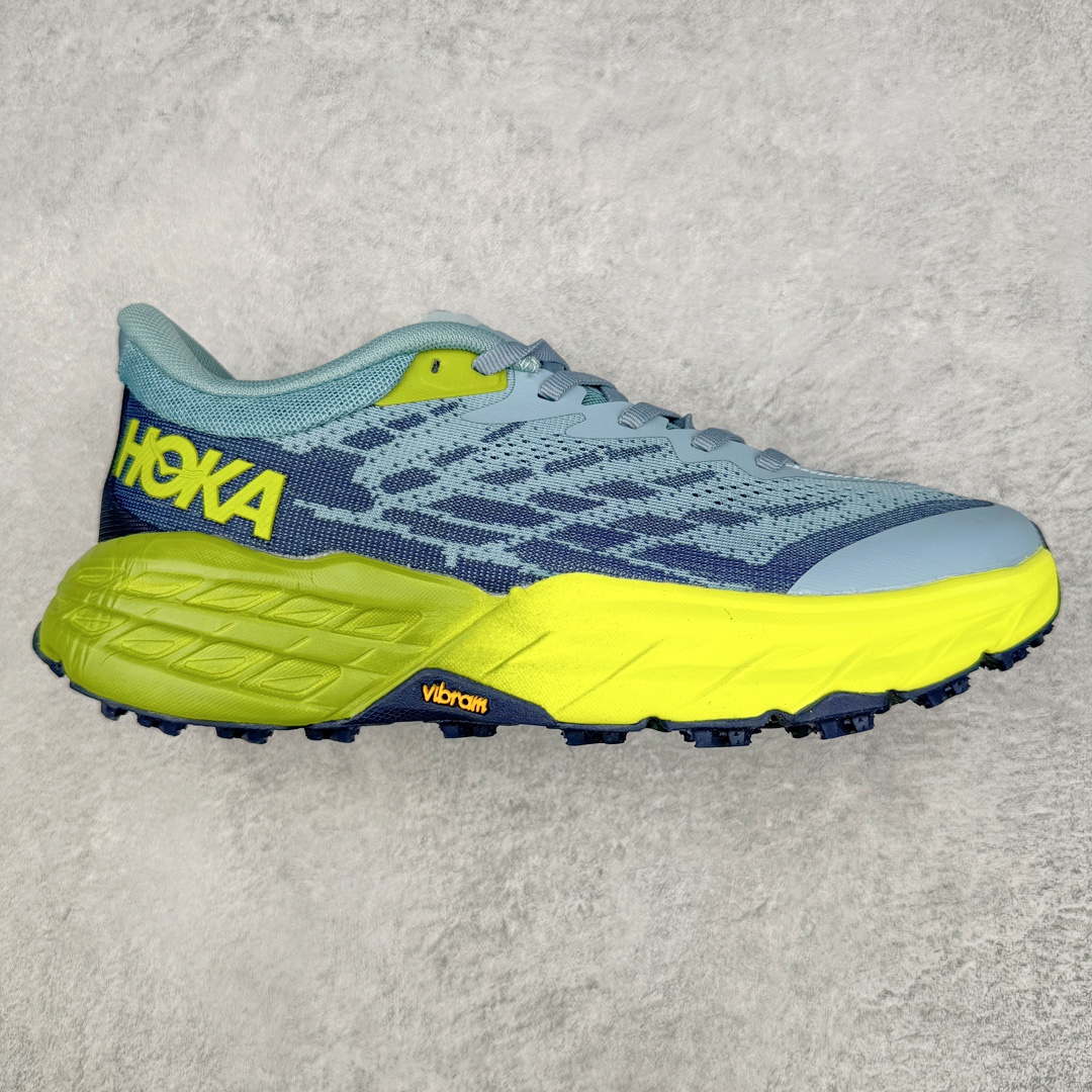 HOKA ONE ONE Speedgoat 5 户外越野跑步鞋 飞速羚羊5系列 新一代工程网纱鞋面 在确保鞋面稳定性的同时减少了固定胶条的使用 鞋面更轻盈、透气、舒适 可回收材料 为环保做出贡献 延伸后跟拉攀 方便快速穿脱 速度型滚动平衡技术 在崎岖的路面上 为平稳顺畅的步伐提供支持 HOKA ONE ONE是来自美国的跑步鞋知名品牌 创立于2009年 始终致力于为所有跑者提供更新、更好的跑步装备 相比常规跑鞋特别研发使用性能独特的几何形跑鞋中底 此种鞋底更厚、更高、回弹性也更好 除了卓越的缓冲性能 它还能为各种阶段的跑者带来更具动感、更加稳定的跑步体验 从设计之初就清楚意识到 要保证跑者步幅的均匀一致 双脚自然而然的运动至关重要 尺码：36 36.5 37.5 38 38.5 39 40 40.5 41 42 42.5 43 44 44.5 45-选品中心