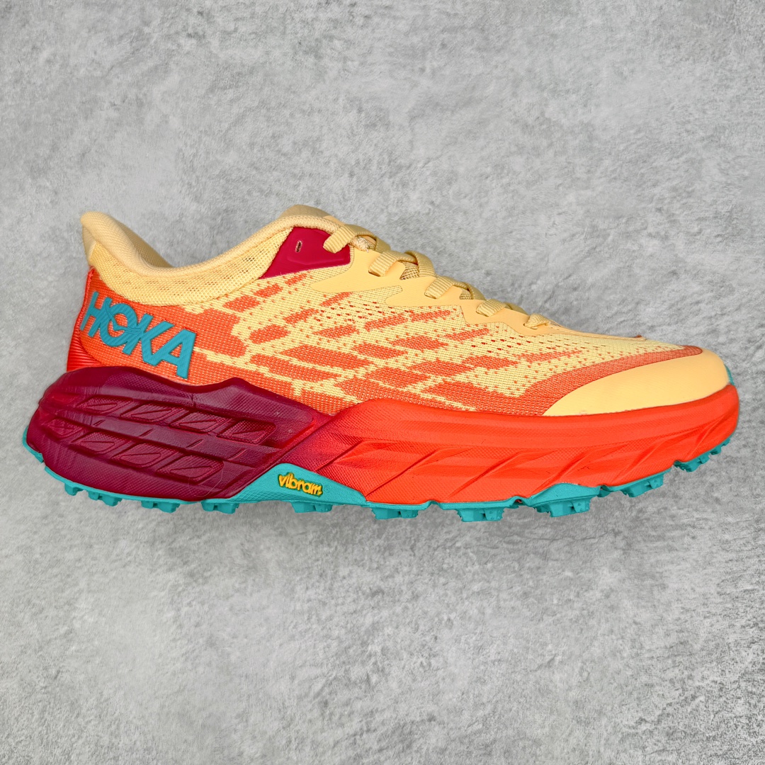 HOKA ONE ONE Speedgoat 5 户外越野跑步鞋 飞速羚羊5系列 新一代工程网纱鞋面 在确保鞋面稳定性的同时减少了固定胶条的使用 鞋面更轻盈、透气、舒适 可回收材料 为环保做出贡献 延伸后跟拉攀 方便快速穿脱 速度型滚动平衡技术 在崎岖的路面上 为平稳顺畅的步伐提供支持 HOKA ONE ONE是来自美国的跑步鞋知名品牌 创立于2009年 始终致力于为所有跑者提供更新、更好的跑步装备 相比常规跑鞋特别研发使用性能独特的几何形跑鞋中底 此种鞋底更厚、更高、回弹性也更好 除了卓越的缓冲性能 它还能为各种阶段的跑者带来更具动感、更加稳定的跑步体验 从设计之初就清楚意识到 要保证跑者步幅的均匀一致 双脚自然而然的运动至关重要 尺码：36 36.5 37.5 38 38.5 39 40 40.5 41 42 42.5 43 44 44.5 45-选品中心