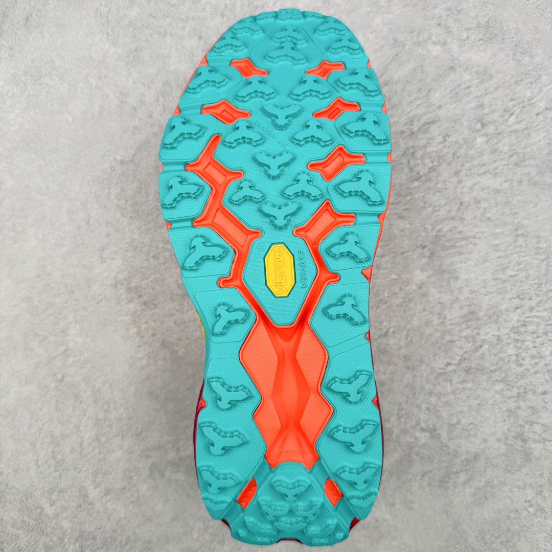 图片[9]-HOKA ONE ONE Speedgoat 5 户外越野跑步鞋 飞速羚羊5系列 新一代工程网纱鞋面 在确保鞋面稳定性的同时减少了固定胶条的使用 鞋面更轻盈、透气、舒适 可回收材料 为环保做出贡献 延伸后跟拉攀 方便快速穿脱 速度型滚动平衡技术 在崎岖的路面上 为平稳顺畅的步伐提供支持 HOKA ONE ONE是来自美国的跑步鞋知名品牌 创立于2009年 始终致力于为所有跑者提供更新、更好的跑步装备 相比常规跑鞋特别研发使用性能独特的几何形跑鞋中底 此种鞋底更厚、更高、回弹性也更好 除了卓越的缓冲性能 它还能为各种阶段的跑者带来更具动感、更加稳定的跑步体验 从设计之初就清楚意识到 要保证跑者步幅的均匀一致 双脚自然而然的运动至关重要 尺码：36 36.5 37.5 38 38.5 39 40 40.5 41 42 42.5 43 44 44.5 45-选品中心